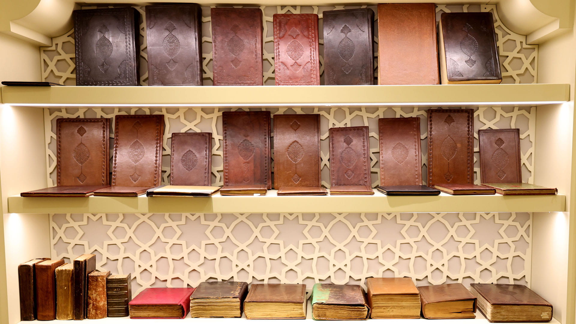 Image for the title: 12 centuries of Quran patch in Abbasid period 