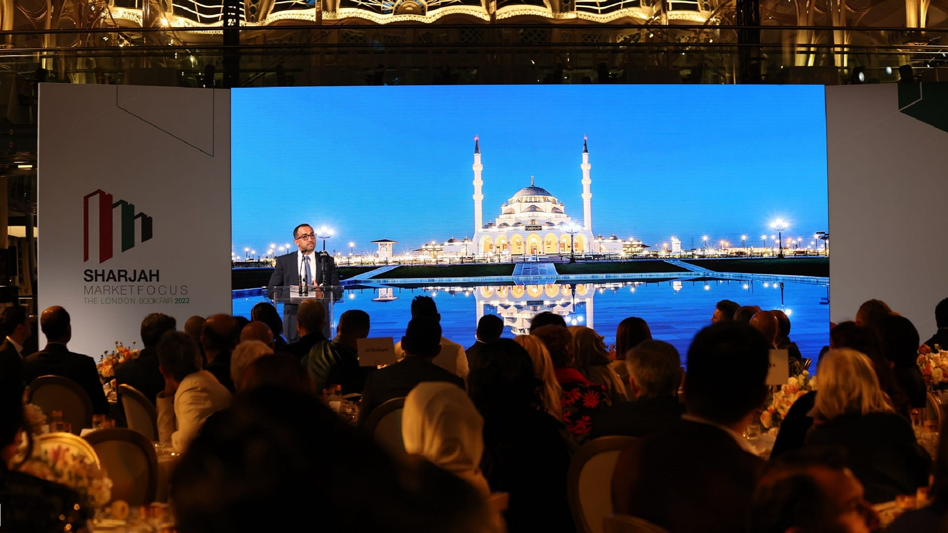 صورة بعنوان: الشارقة تجمع أدباء ومثقفين عرب وأجانب بحفل إفطار رمضاني في لندن 