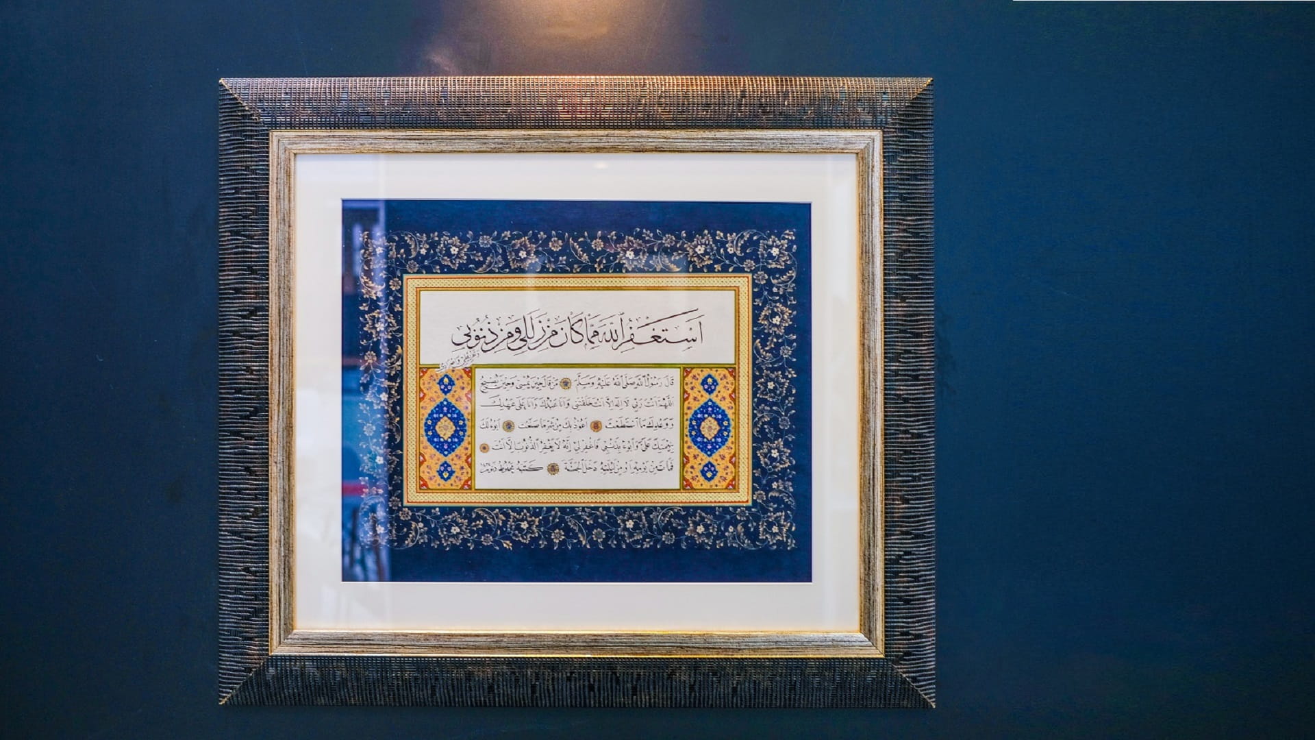 صورة بعنوان: الشارقة تستعرض جماليات الخط العربي أمام زوار لندن الدولي للكتاب 