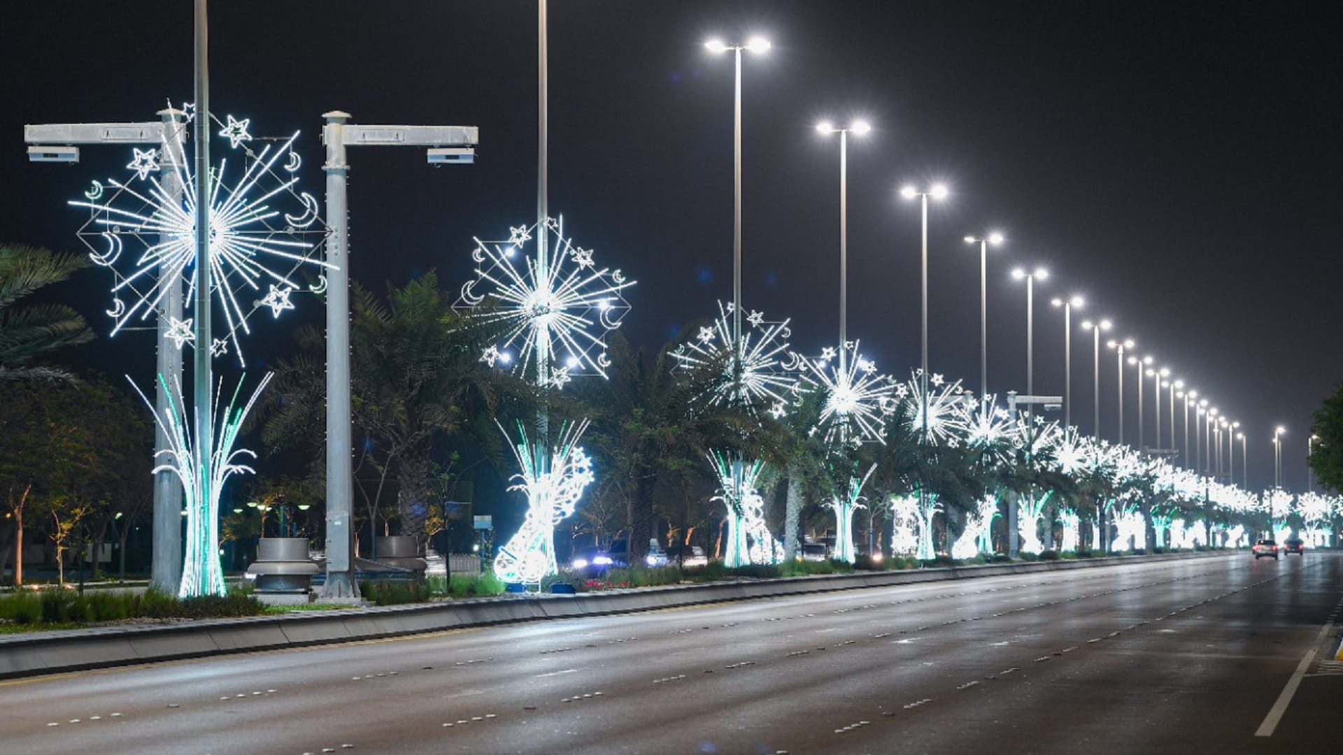 صورة بعنوان: تشكيلات ضوئية تزين شوارع جزيرة أبوظبي والبر الرئيسي  