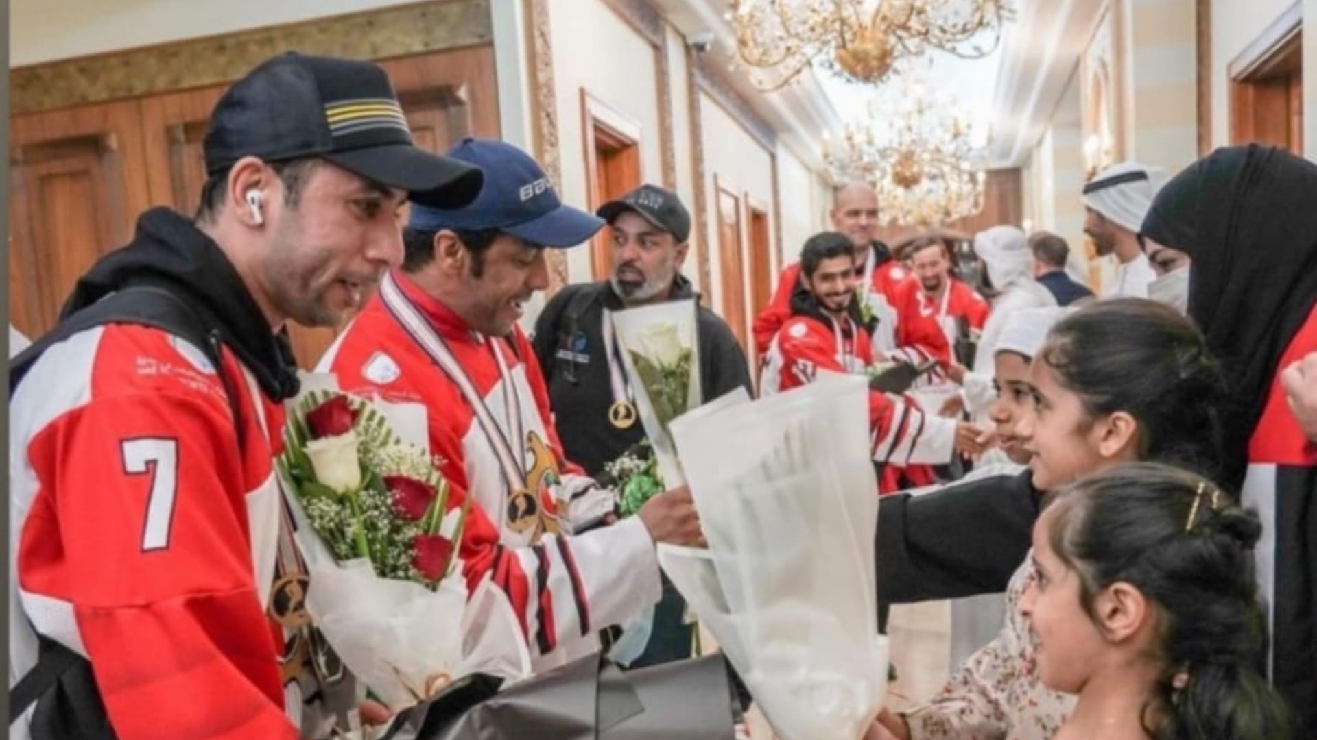 صورة بعنوان: استقبال بالورود لأبيض هوكي الجليد المتوج بمونديال المستوى الـ3  