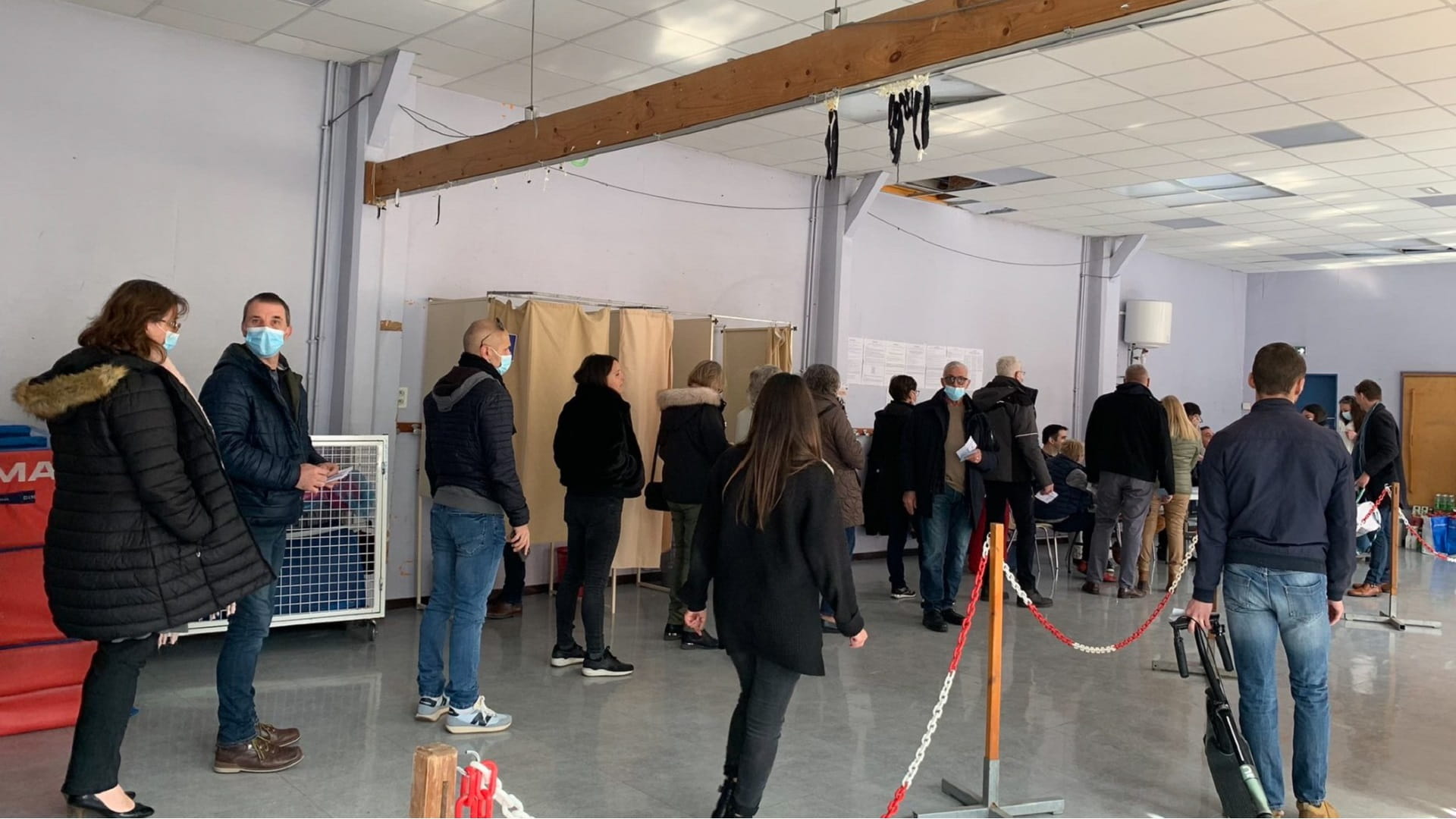 Image for the title: First round of French presidential elections' voting begins 