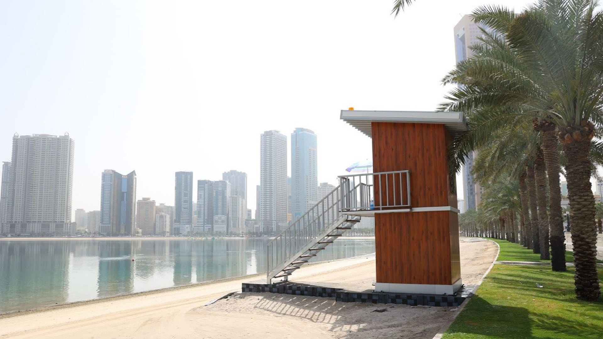 صورة بعنوان: بلدية الشارقة: تركيب 7 منصات إنقاذ جديدة على شاطئي الخان والممزر 