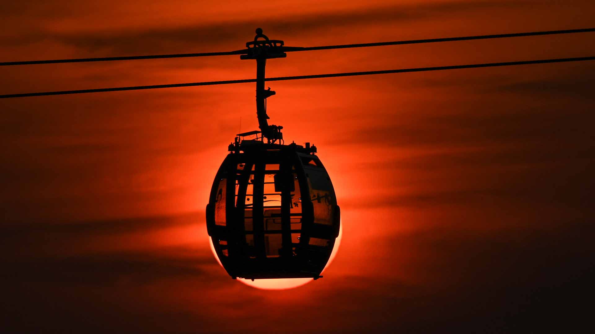 Image for the title: Cable-car collision kills 2 in India, leaves 50 trapped mid-air 