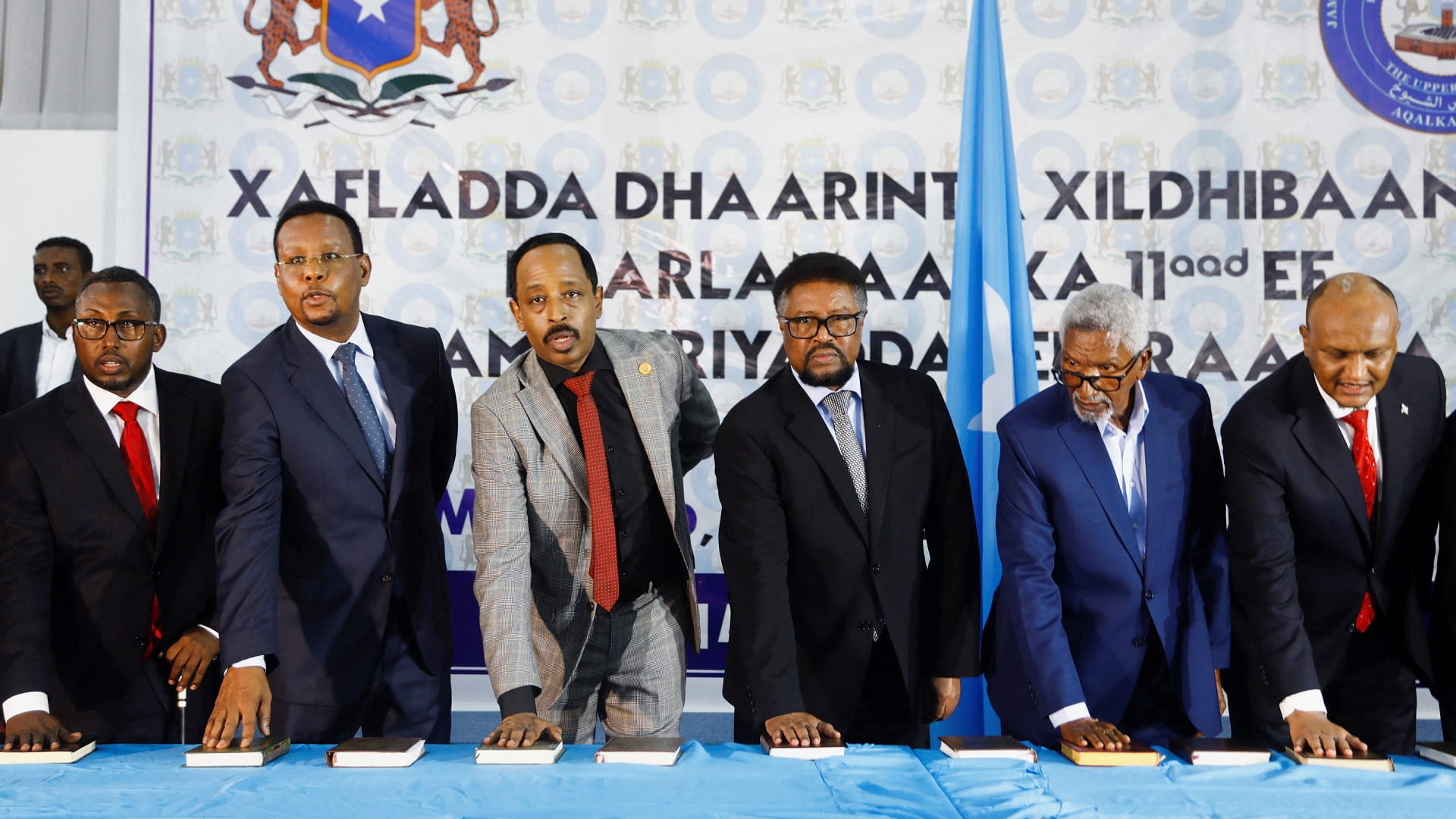 صورة بعنوان: أعضاء برلمان الصومال يؤدون اليمين تمهيداً لانتخاب رئيس للبلاد 