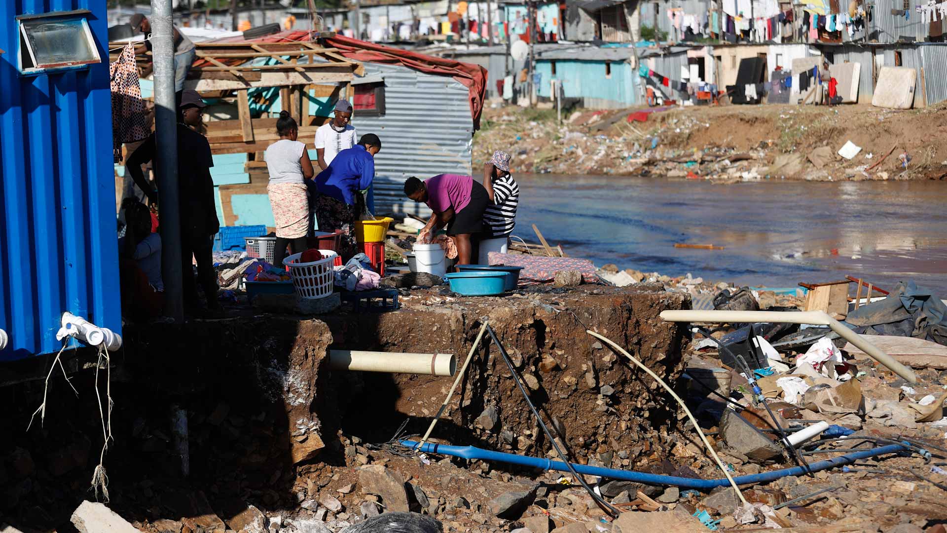 Image for the title: 341 dead in S.Africa floods as hunt for survivors widens 
