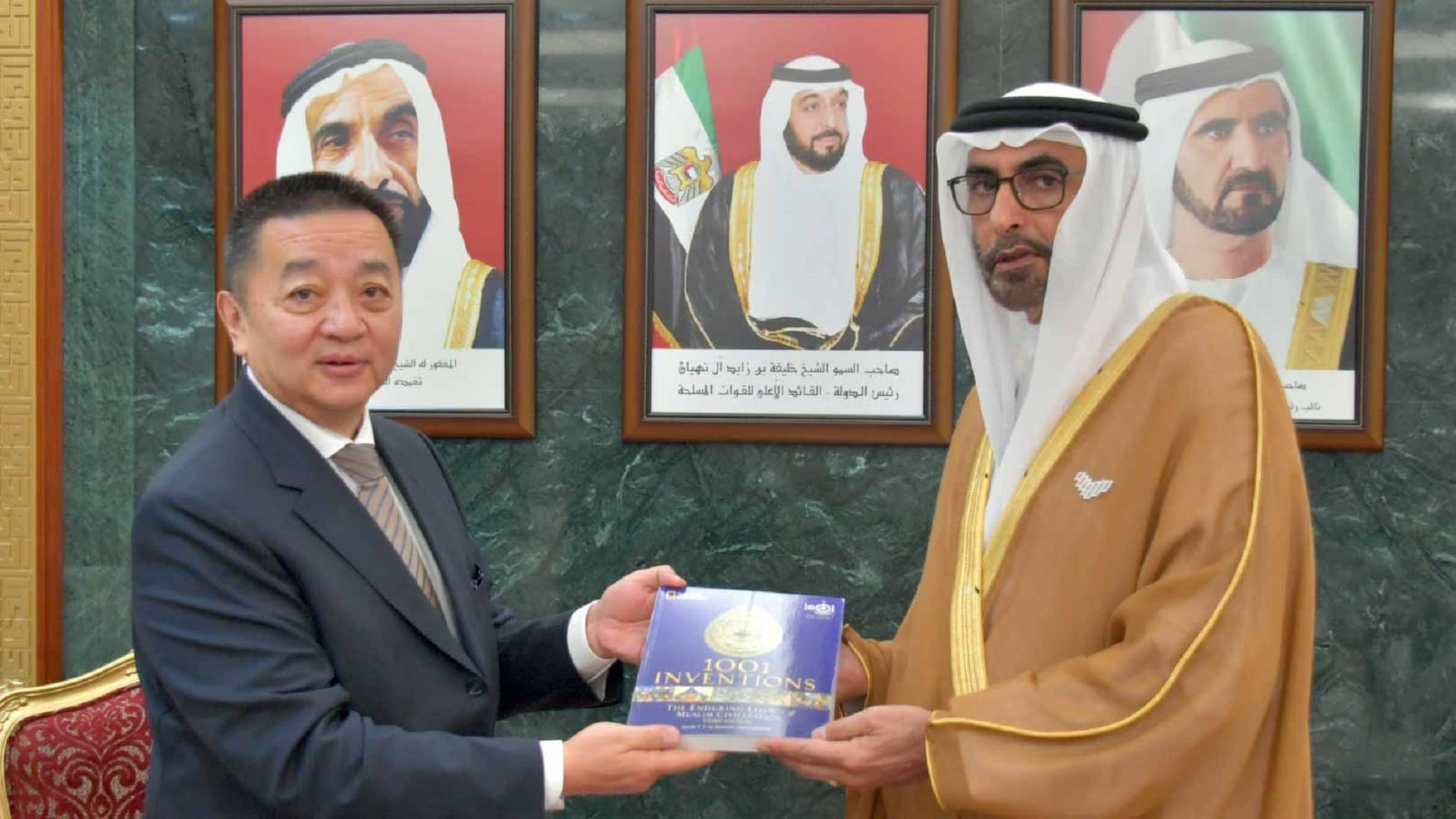 صورة بعنوان: البواردي يبحث علاقات الصداقة والتعاون مع سفير منغوليا لدى الدولة 