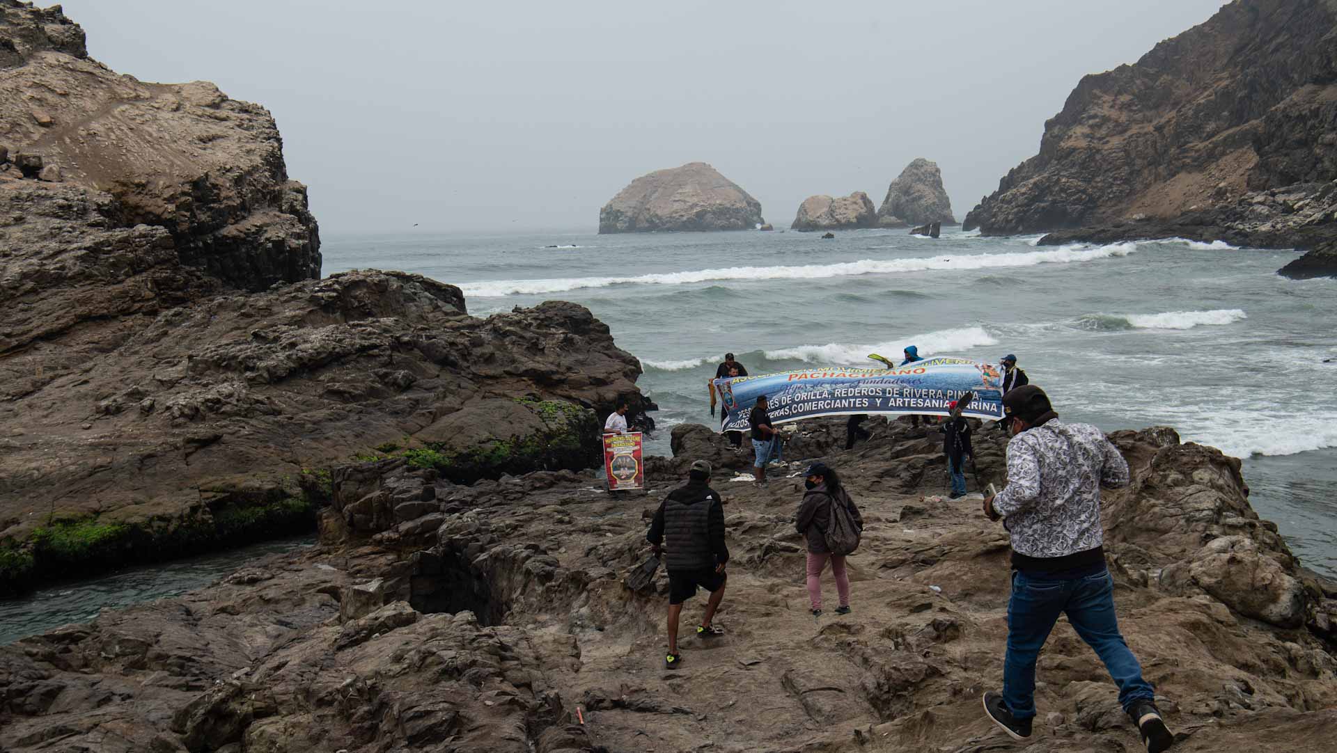 Image for the title: Three months after oil spill, Peru fishermen remain without work 