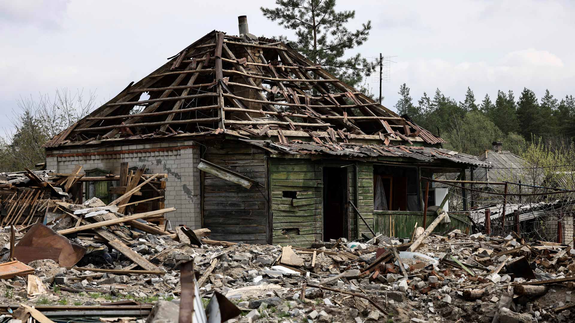 Image for the title: Zelensky repeats warning over Russian nuclear weapons 