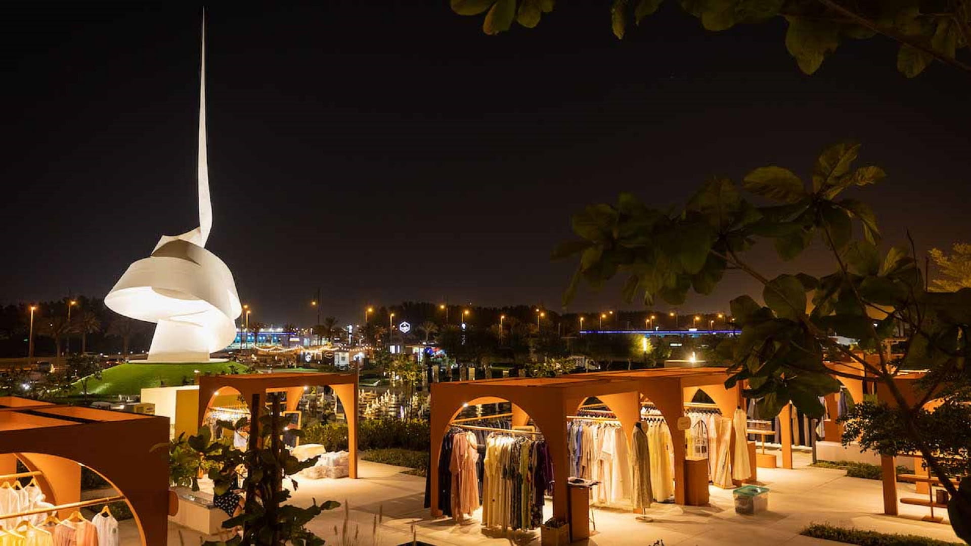 صورة بعنوان: "رمضانيات بيت الحكمة" يفتح للزوار فرصة التسوق في الهواء الطلق  