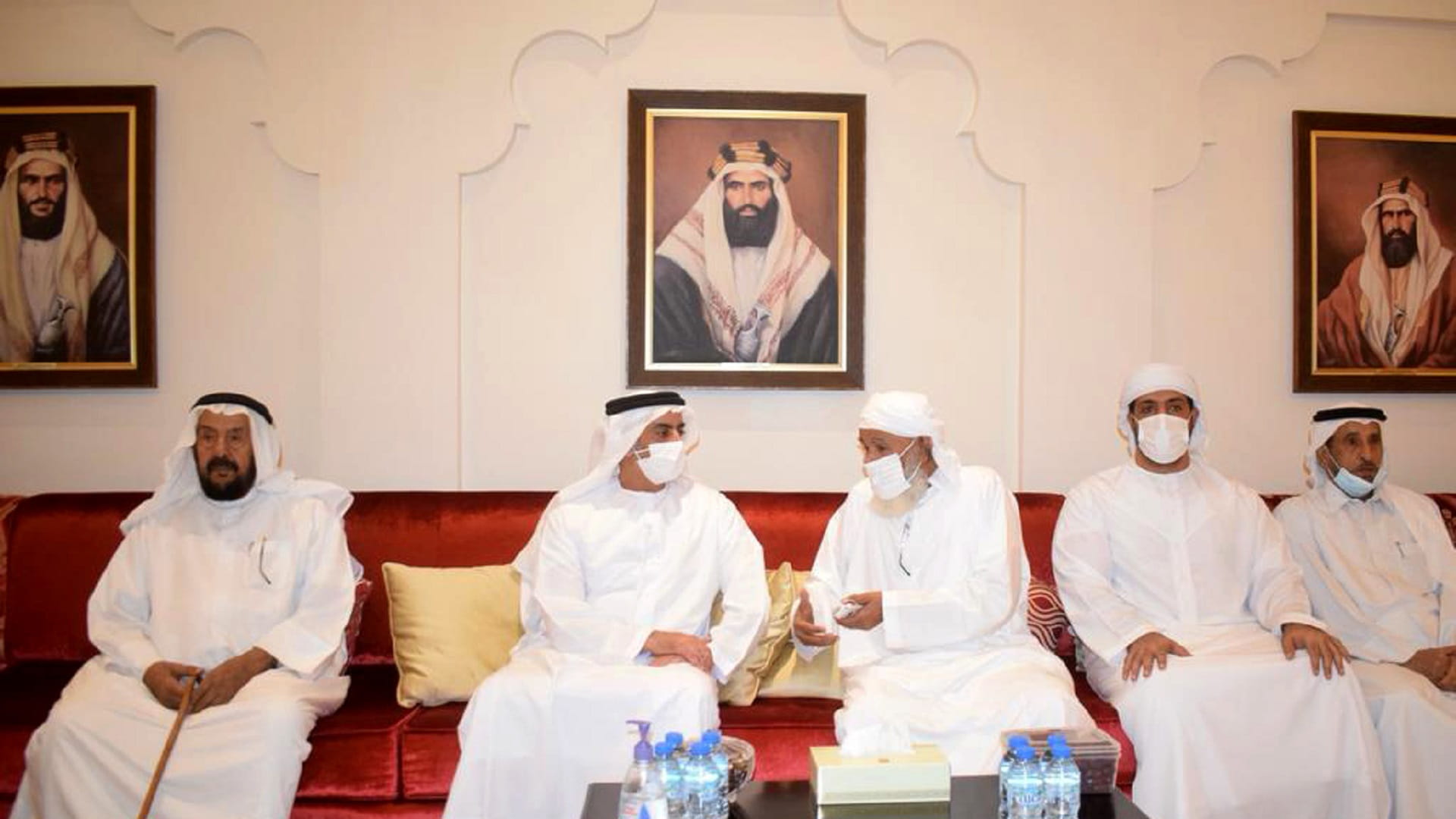 صورة بعنوان: سيف بن زايد يقدم واجب العزاء بوفاة سيف مبارك المنصوري 