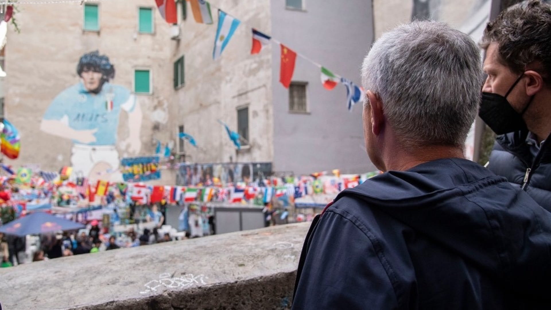 صورة بعنوان: المدرب مورينيو يزور النصب التذكاري لمارادونا في مدينة نابولي 