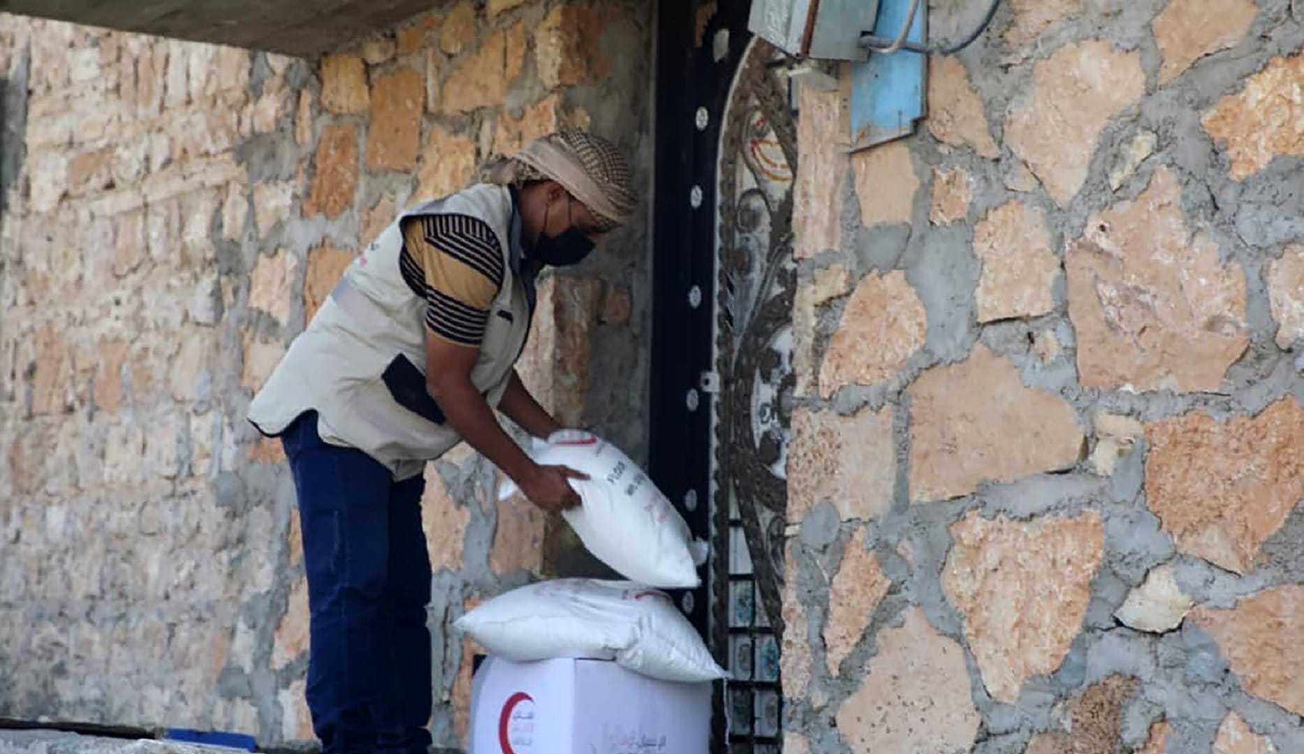 صورة بعنوان: الهلال الإماراتي يواصل توزيع المير الرمضاني في اليمن 
