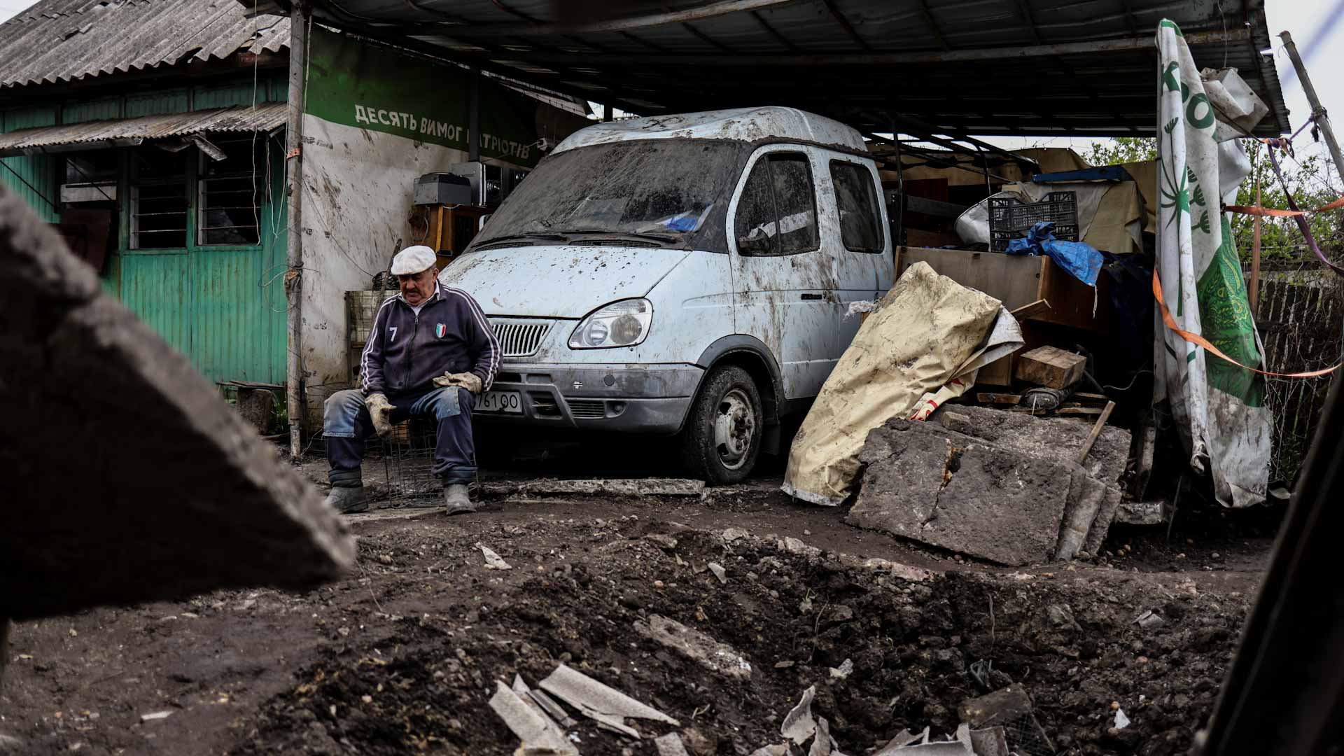 Image for the title: Russian strikes kill 8 civilians in east Ukraine 