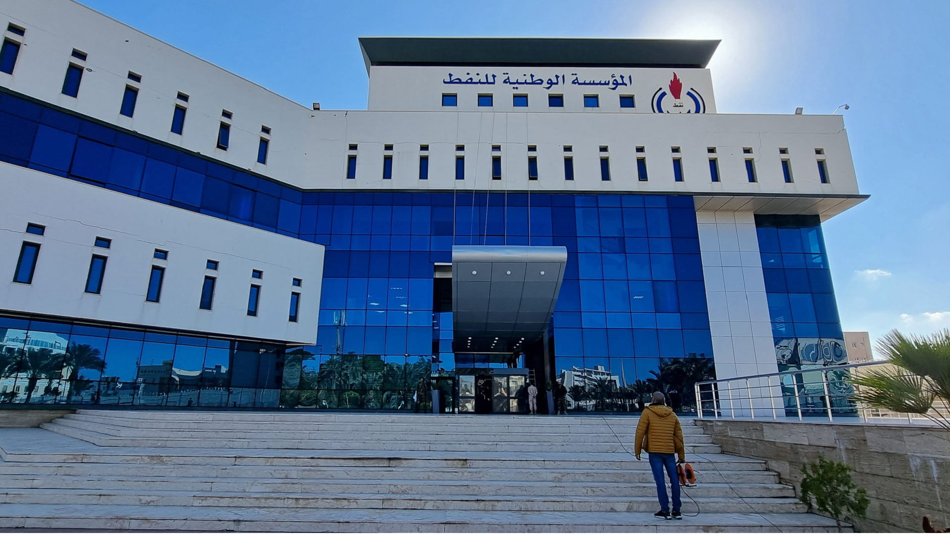 Image for the title: Key Libyan oil sites closed amid shutdown 'wave' 