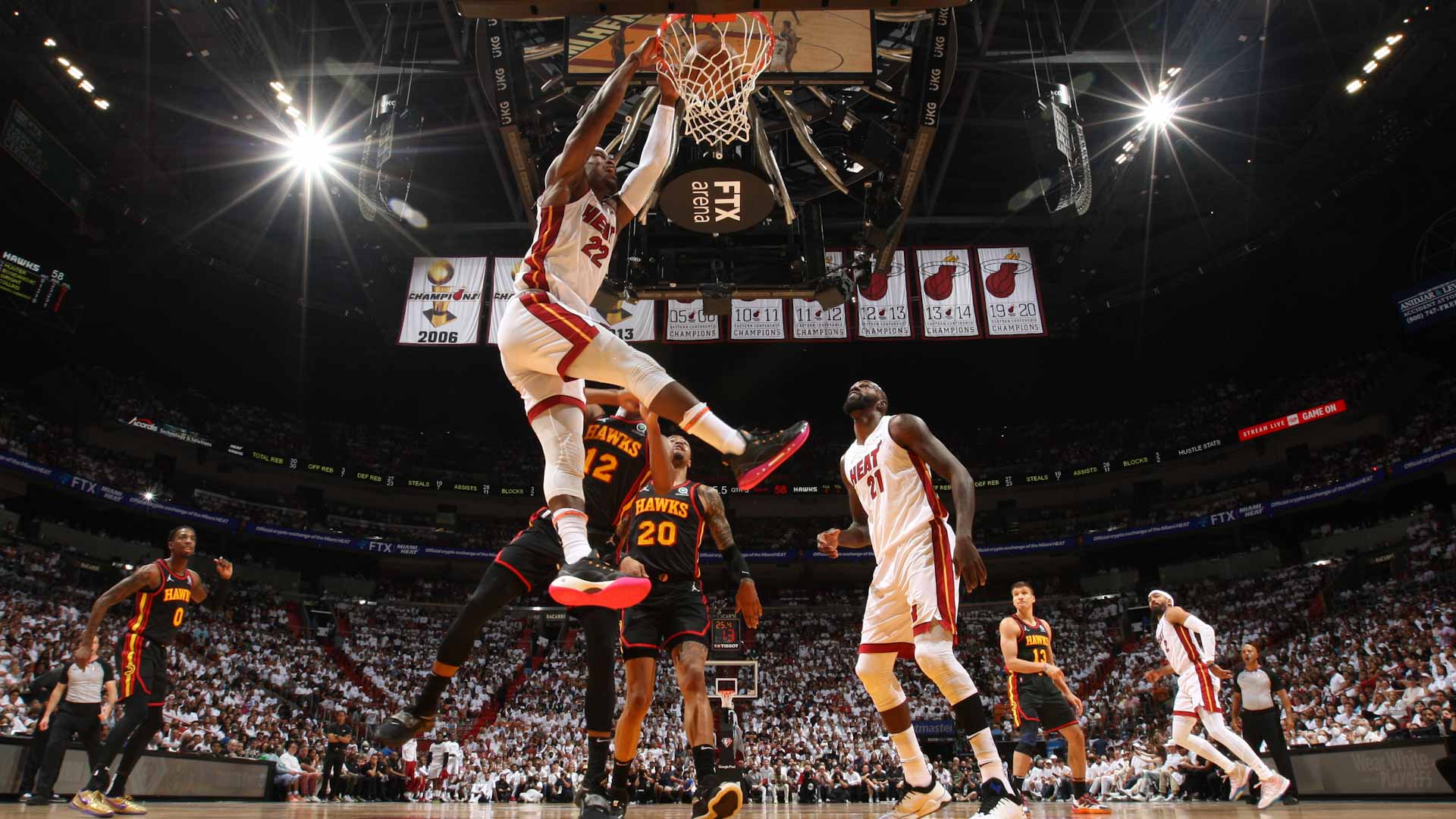 صورة بعنوان: ميامي يتخطى أتلانتا هوكس بأولى جولات الأدوار الاقصائية في الـ NBA 