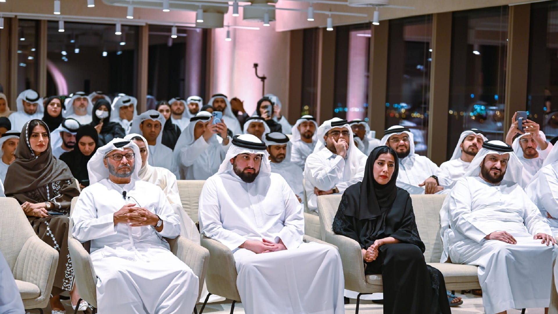 صورة بعنوان: أحمد بن محمد: نثمن الأدوار الوطنية للإعلام الإماراتي 