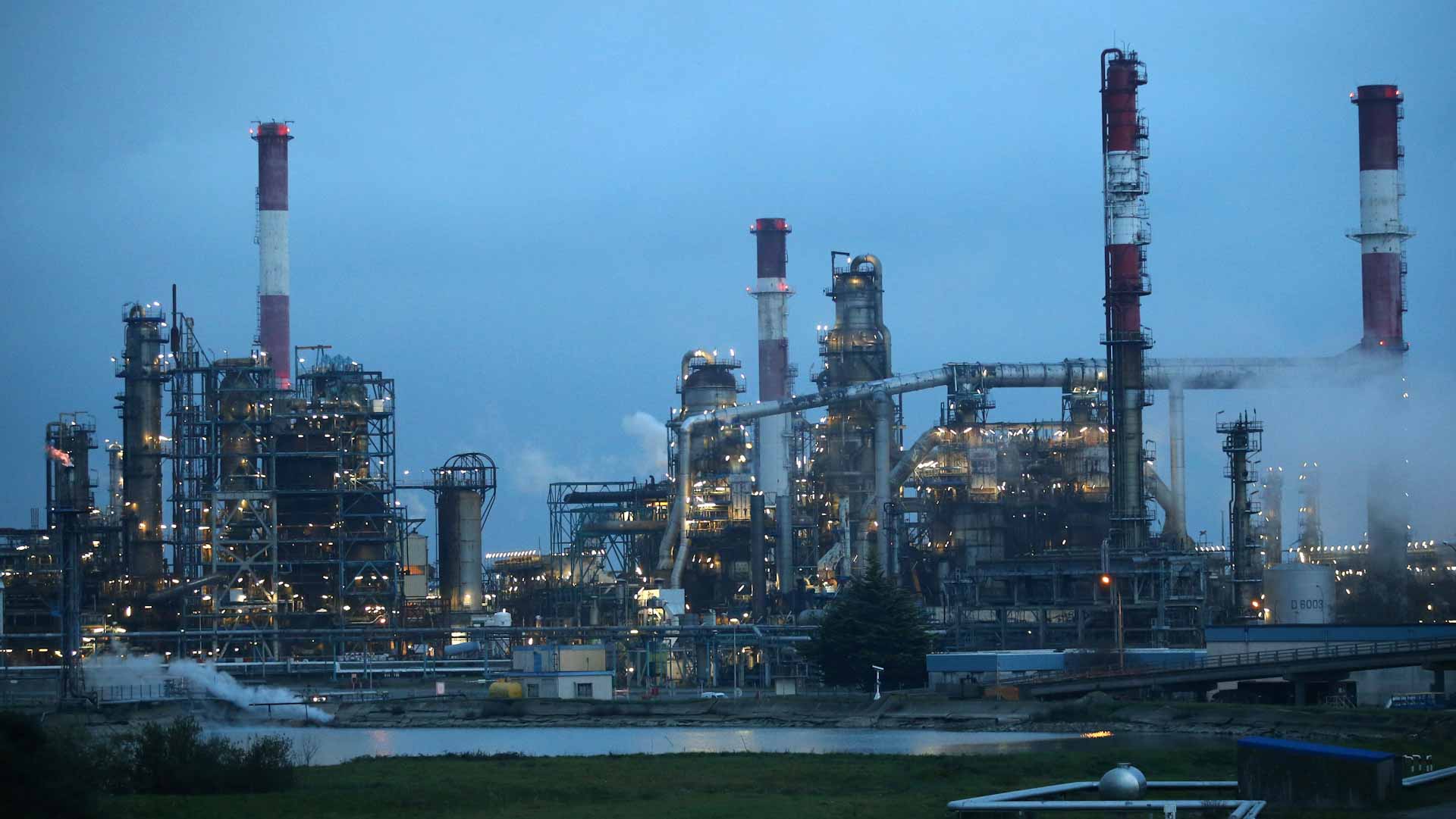 صورة بعنوان: النفط يهبط 5% بعد خفض صندوق النقد الدولي توقعاته للنمو الاقتصادي 