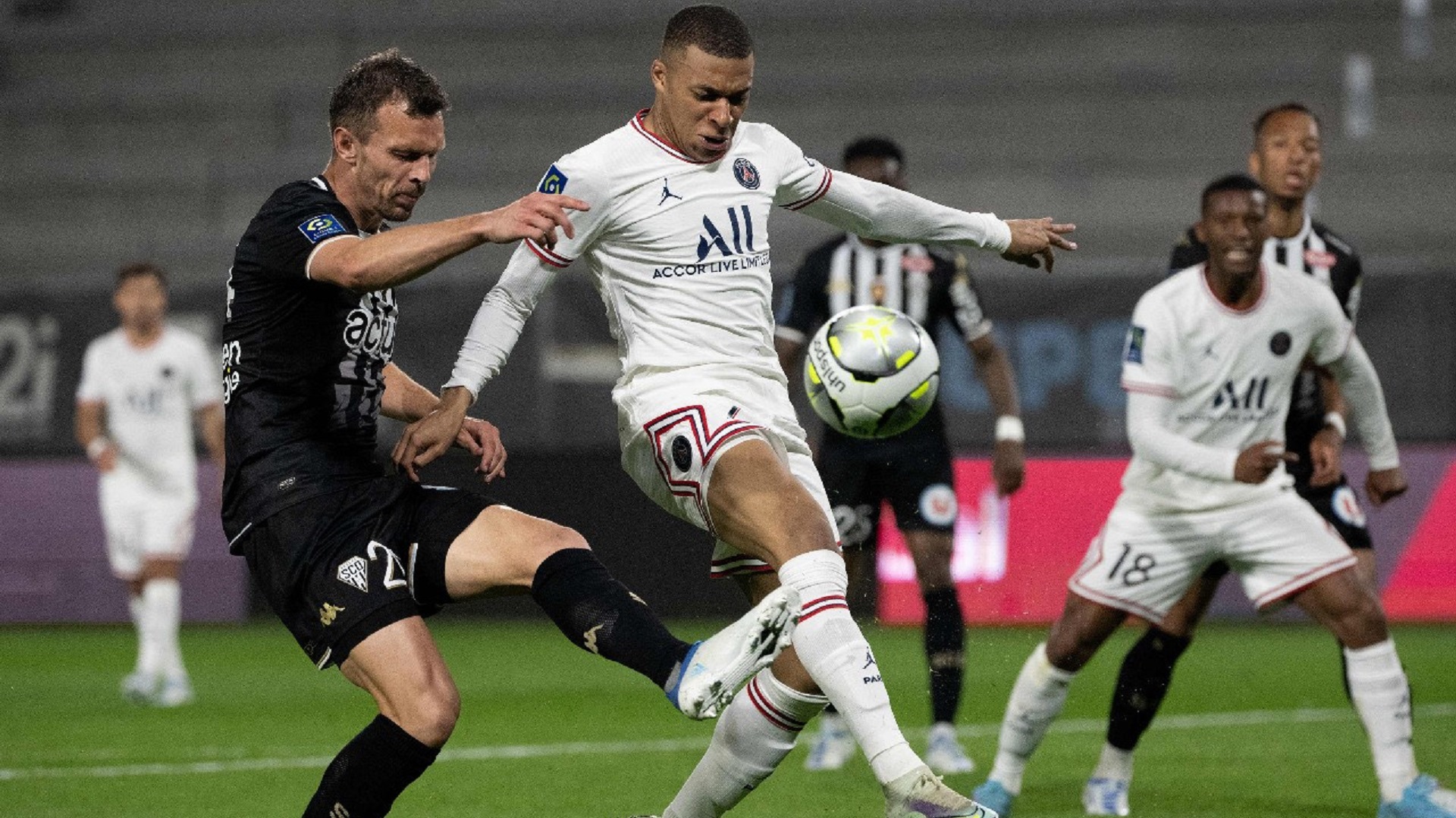 صورة بعنوان: سان جيرمان يقترب من التتويج بلقب الدوري الفرنسي 