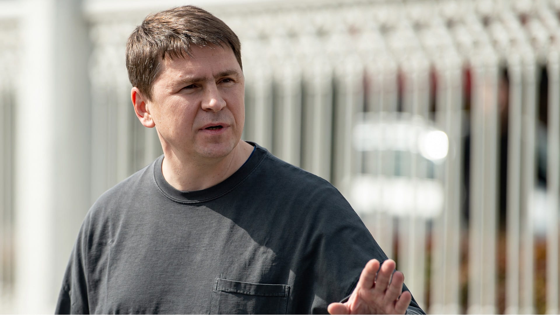 Image for the title: Ukraine proposes negotiations with Russia in besieged Mariupol 