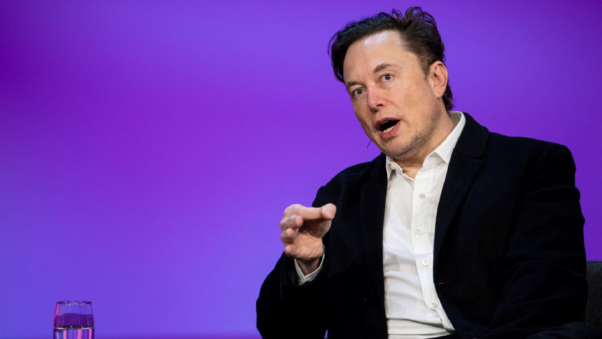 Image for the title: Musk has financing to take Twitter buyout bid to investors 