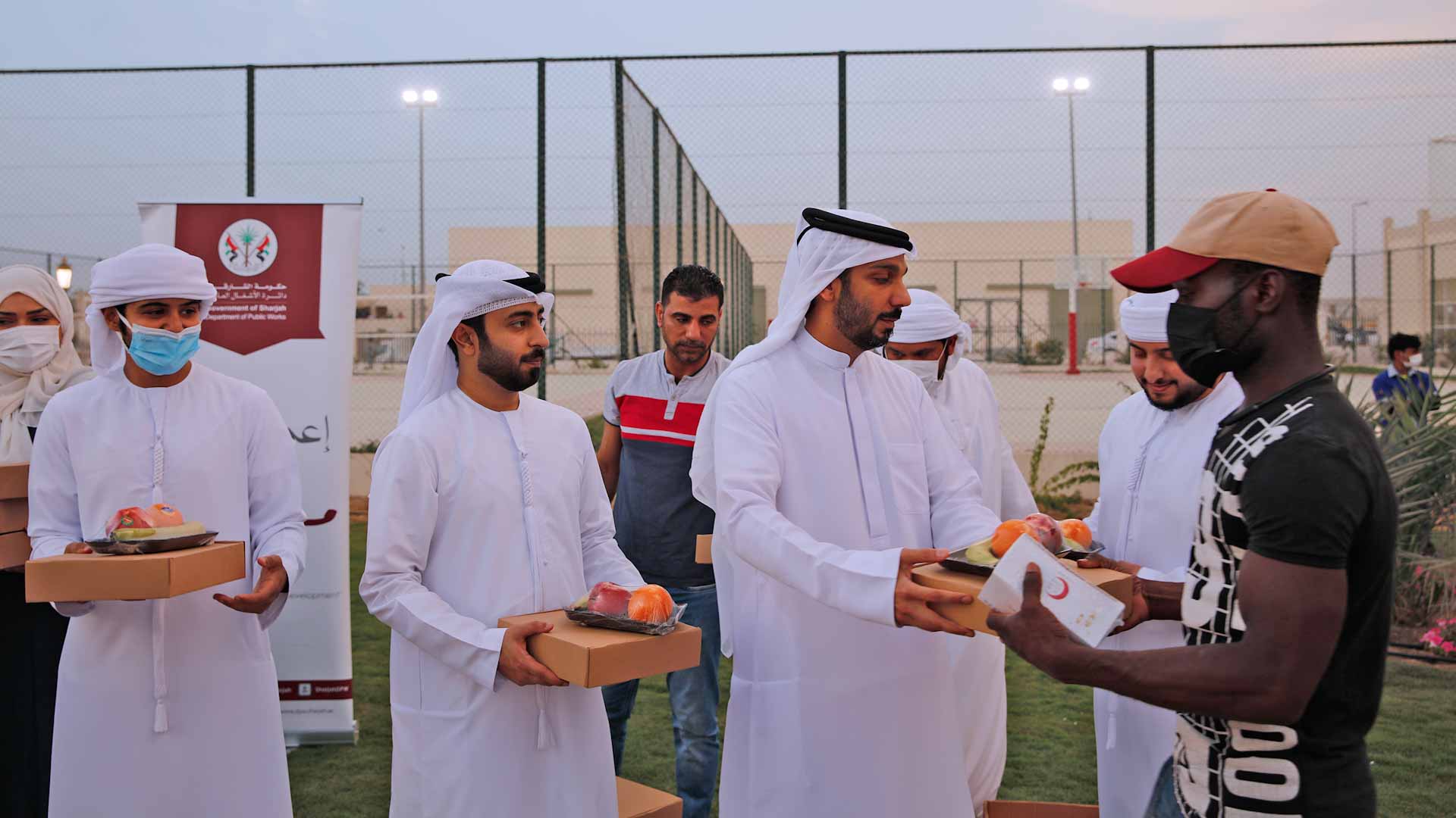 صورة بعنوان: "أشغال الشارقة" توزع 2500 وجبة على العمال بيوم زايد للعمل الإنساني 
