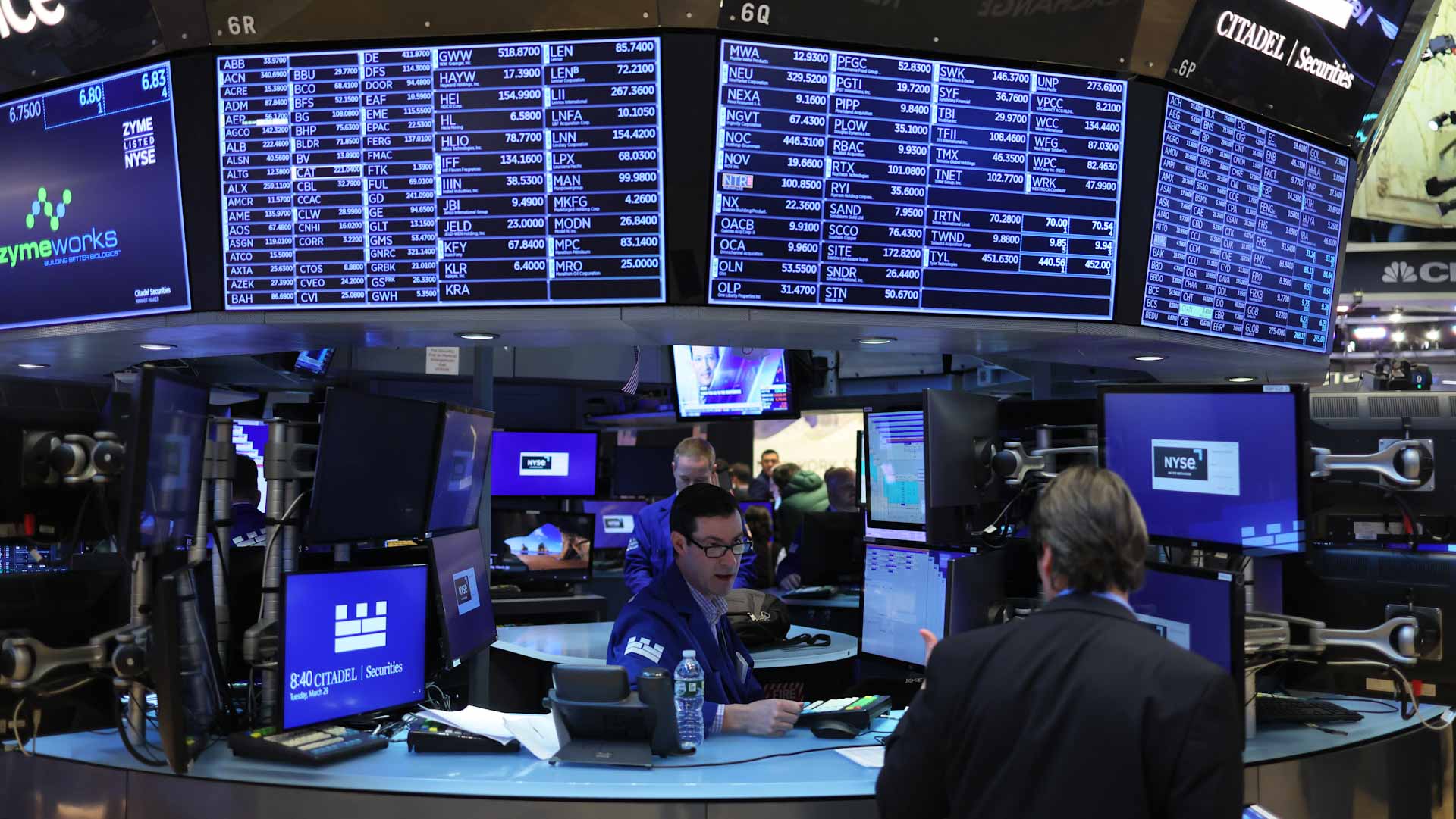 Image for the title: US stocks finish with heavy losses, Dow -2.8% 