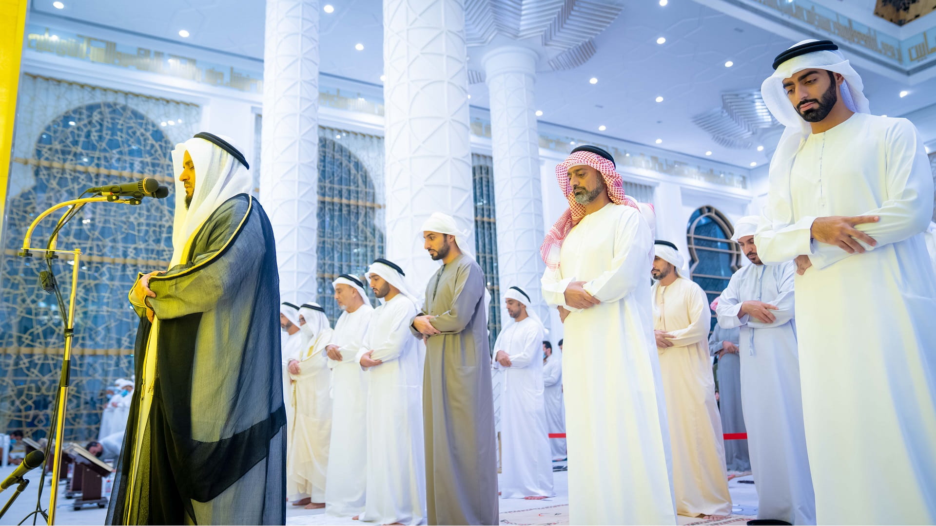 صورة بعنوان: ولي عهد عجمان يؤدي صلاة القيام بمسجد آمنة الغرير 