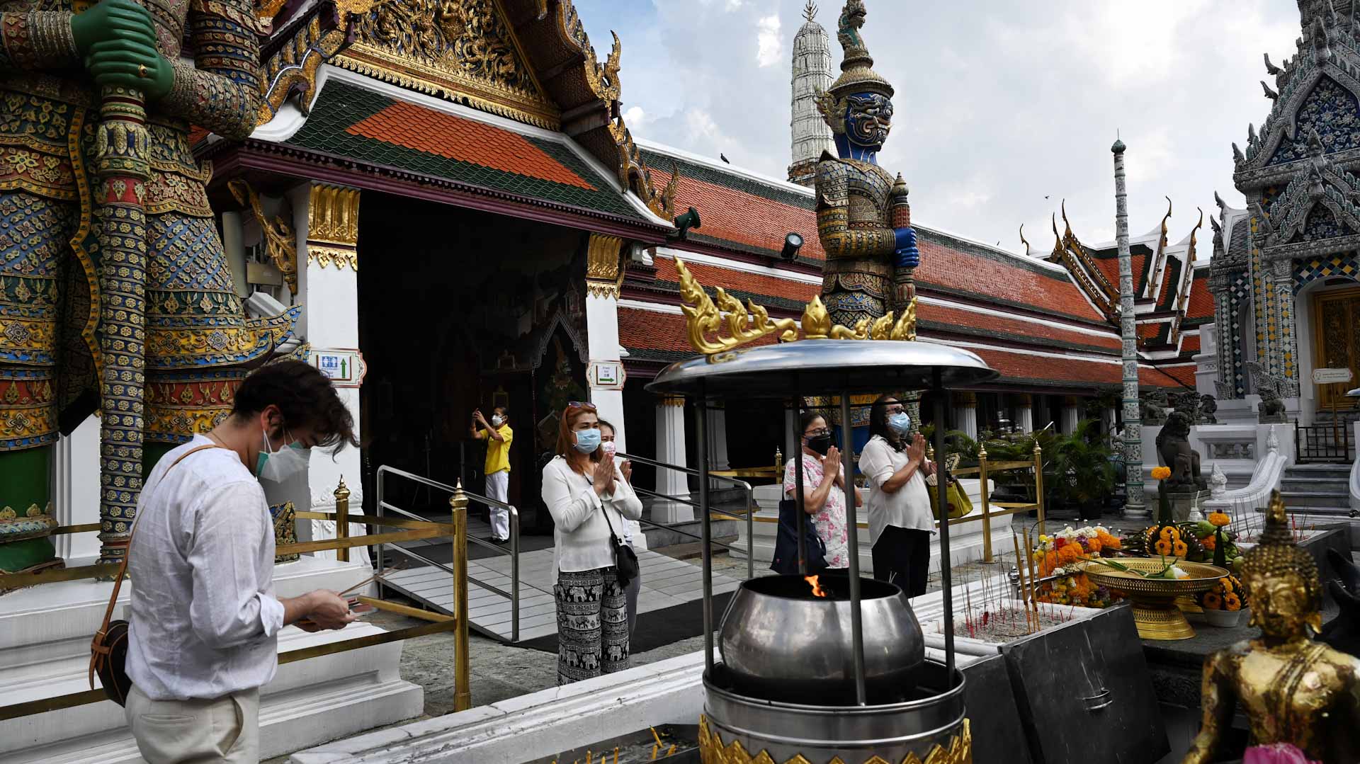 Image for the title: Thailand drops on-arrival Covid-19 tests for vaccinated visitors 