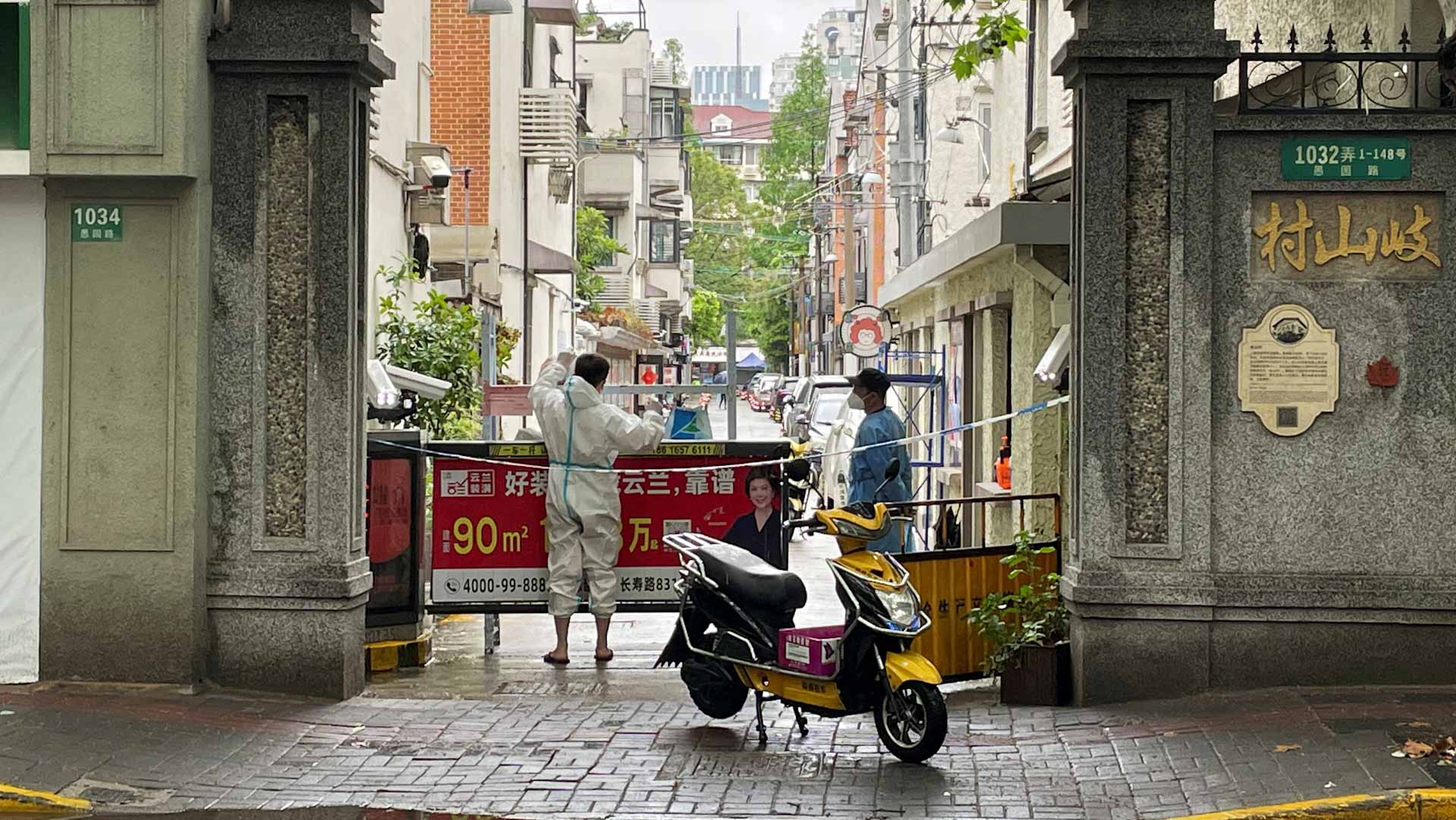 صورة بعنوان: شنغهاي تطوق المباني المنكوبة بكورونا وسط حالة من الغضب بين السكان 