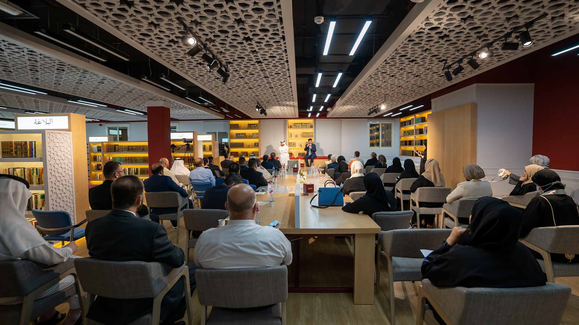 صورة بعنوان: مجمع اللغة العربية بالشارقة ينظم "وقفات تدبرية مع البيان القرآني"  