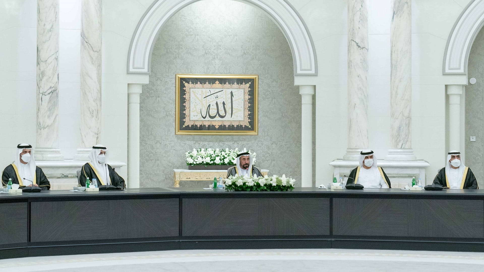 صورة بعنوان: سلطان القاسمي يشهد اجتماع "تنفيذي الشارقة" بعد تشكيله الجديد 