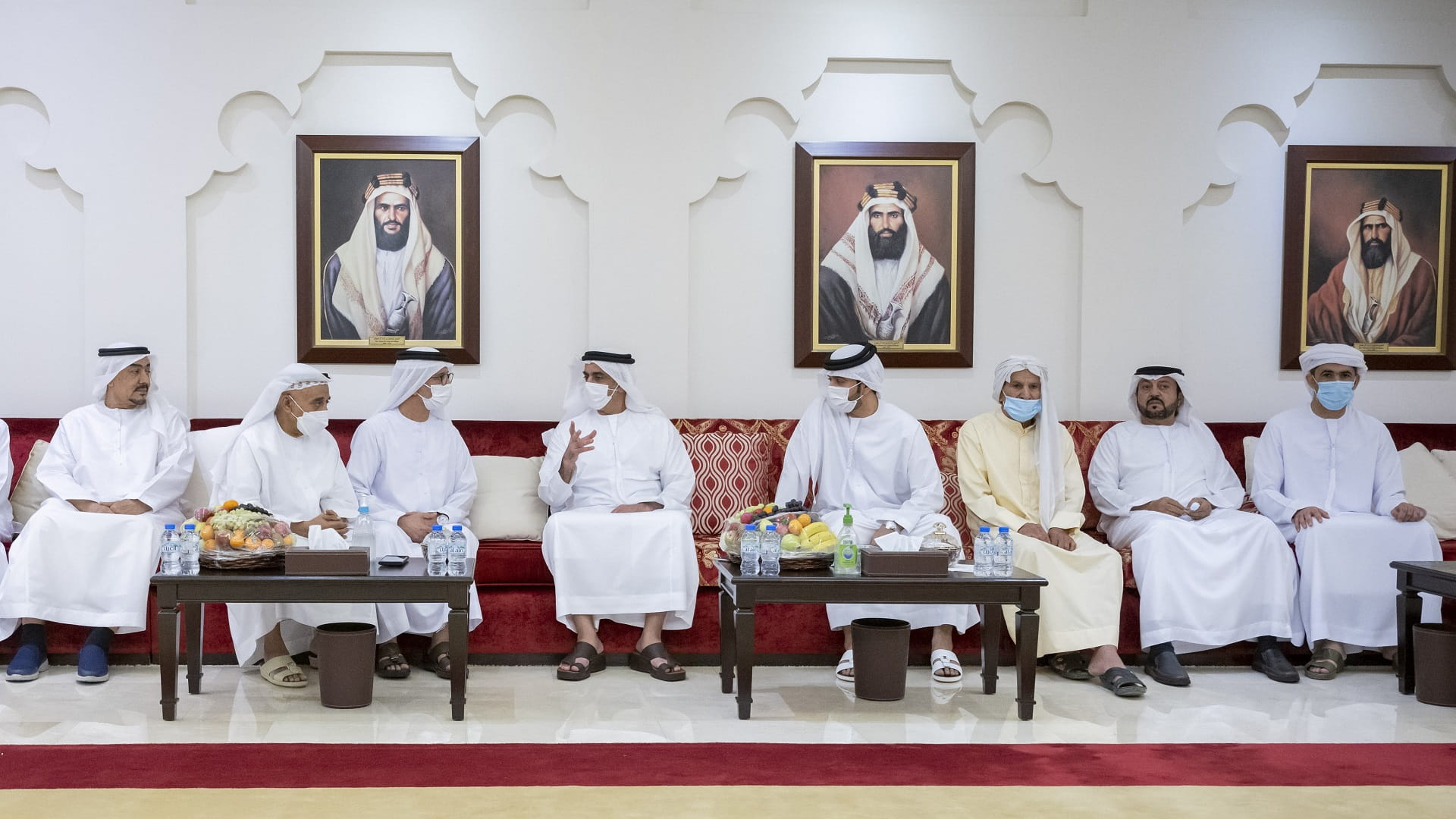 صورة بعنوان: سيف بن زايد يقدم واجب العزاء بوفاة سالم الجنيبي 