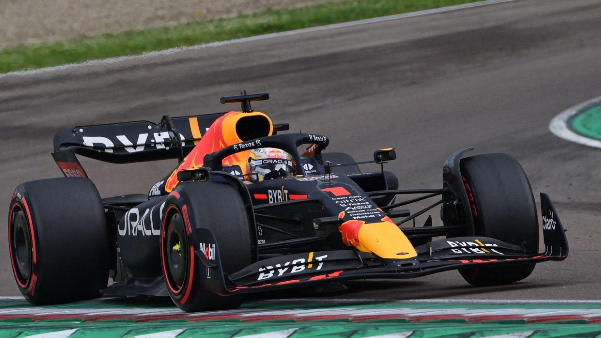 صورة بعنوان: الهولندي فيرستابن يتوج بلقب سباق إيمليا رومانيا للفورمولا1 