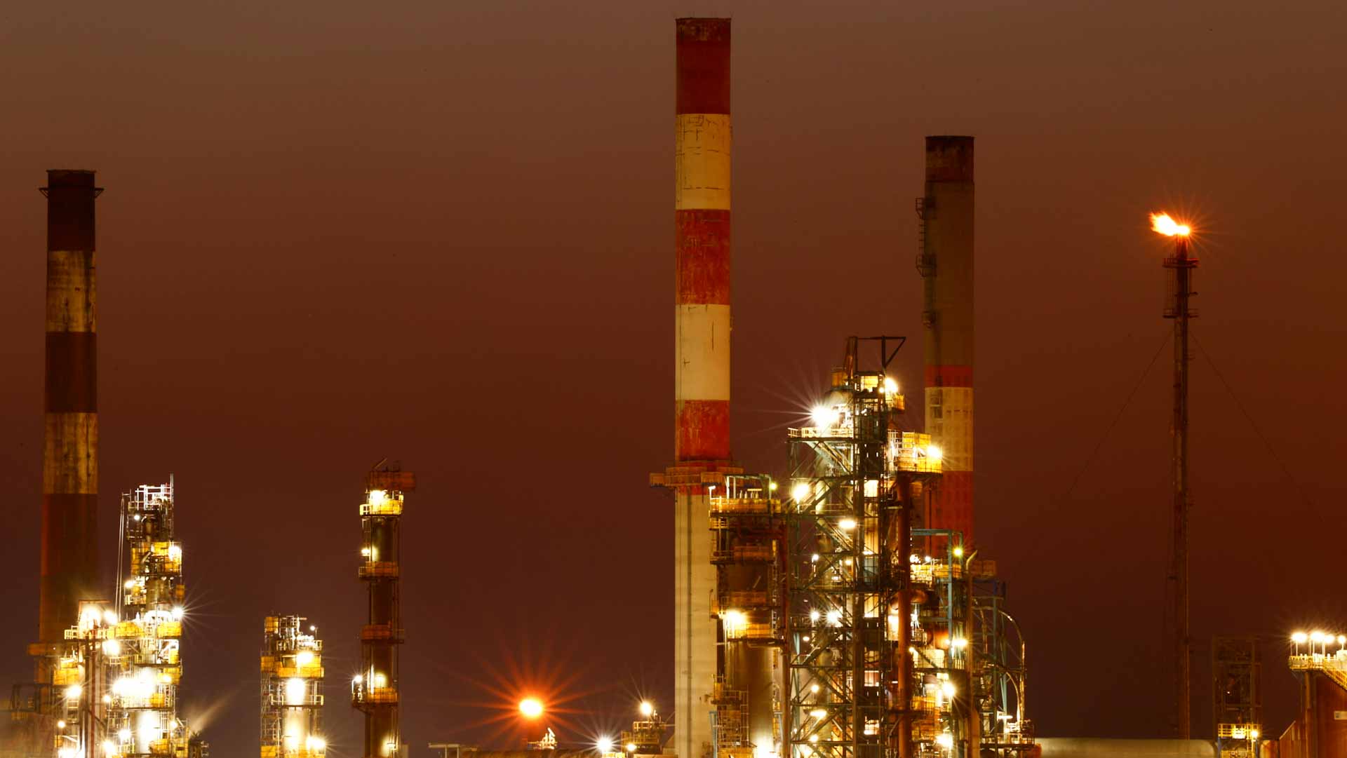 صورة بعنوان: النفط يواصل الهبوط بسبب مخاوف بشأن الطلب وإغلاقات شنغهاي 