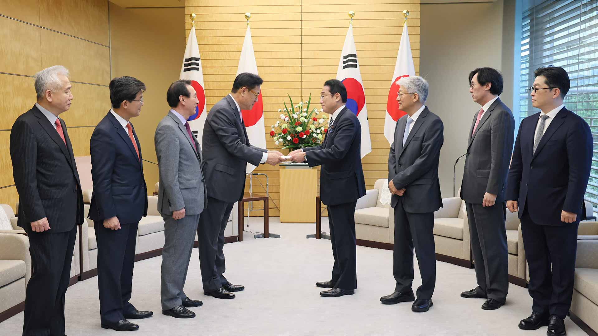 Image for the title: Japan PM urges warmer ties in talks with South Koreans 
