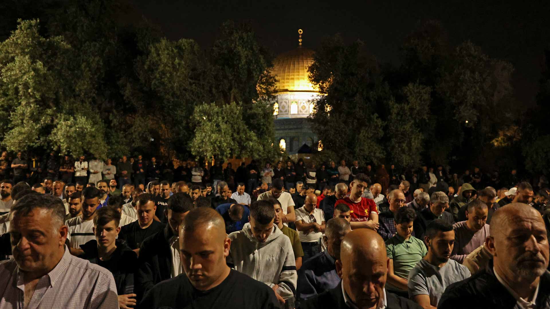 صورة بعنوان: 250 ألف مصل يتحرون "ليلة القدر" في المسجد الأقصى 