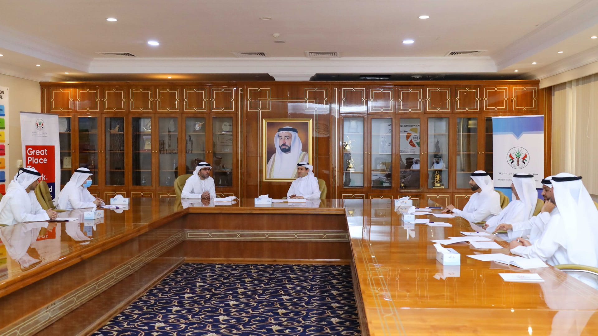 صورة بعنوان: كهرباء الشارقة تبحث مع وزارة الطاقة تطورات العمل بمجال خطوط النقل 