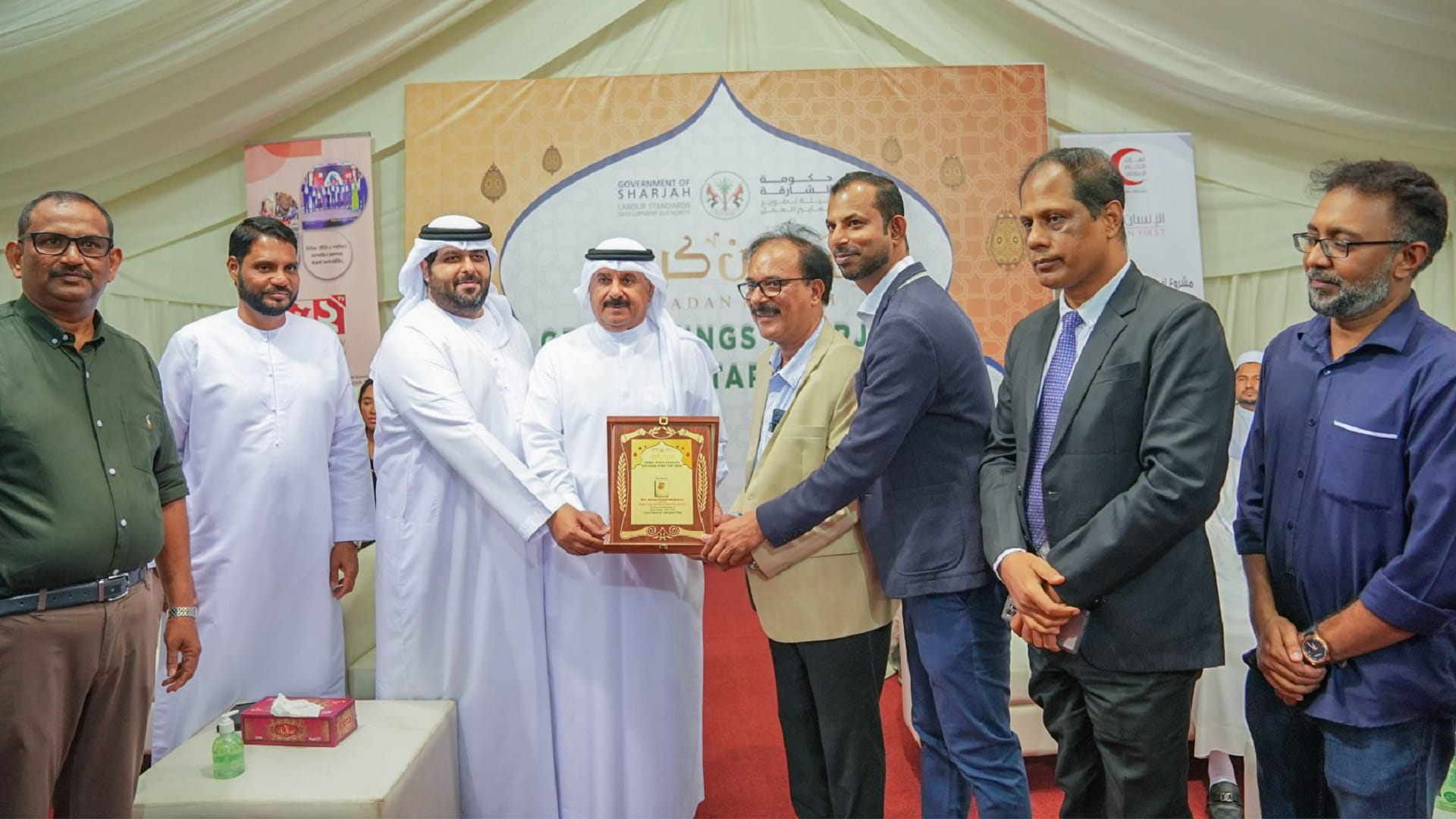 صورة بعنوان: هيئة تطوير معايير العمل تكرم رعاة الموائد والخيم الرمضانية 