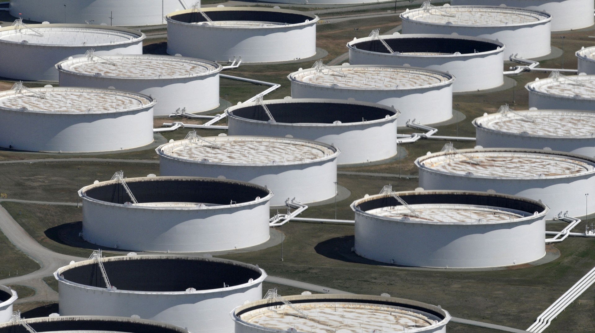 صورة بعنوان: أسعار النفط تغلق على ارتفاع مع استمرار المخاوف من شح في المعروض 