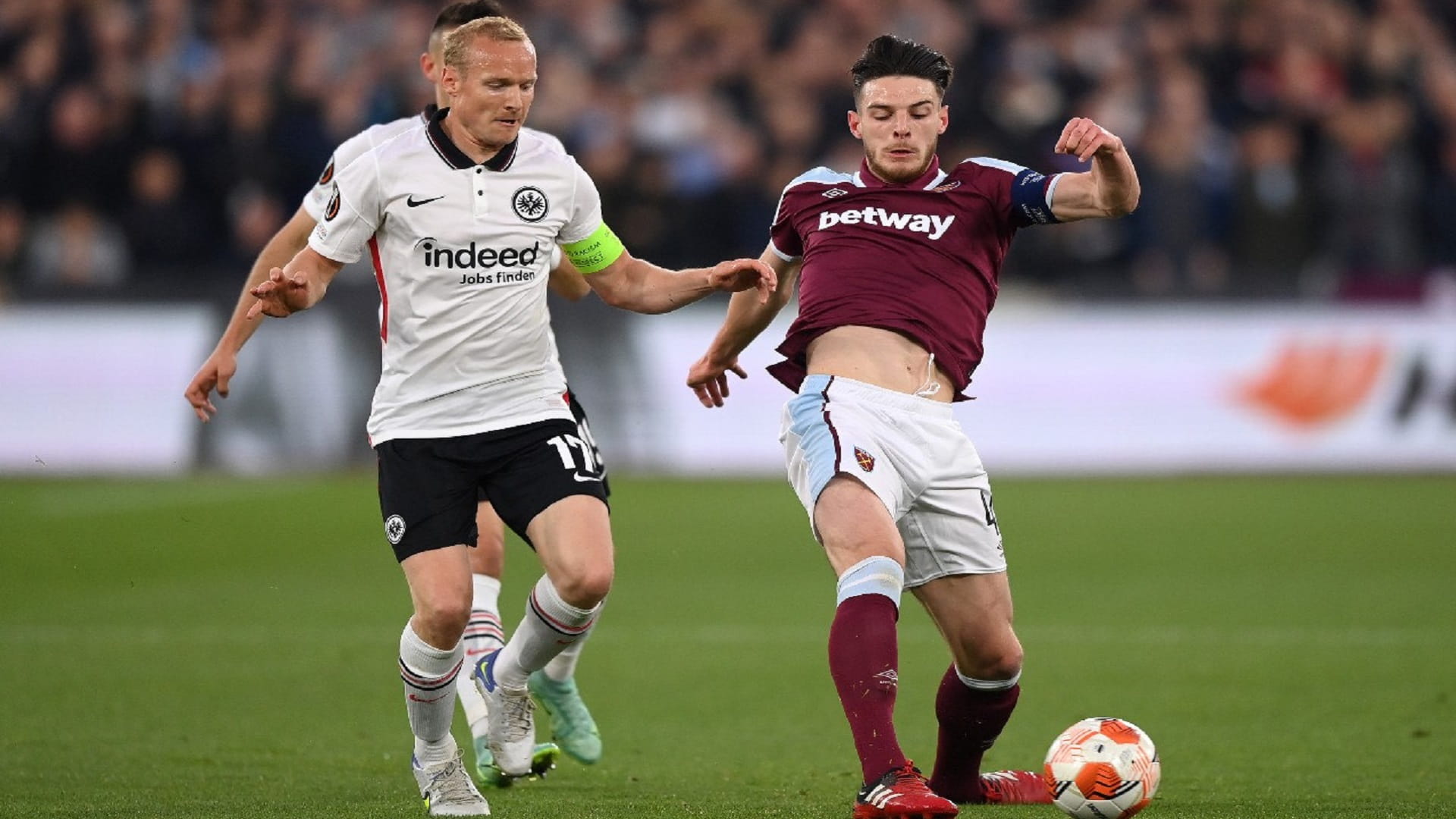 صورة بعنوان: فرانكفورت الألماني يقترب من نهائي الدوري الأوروبي 