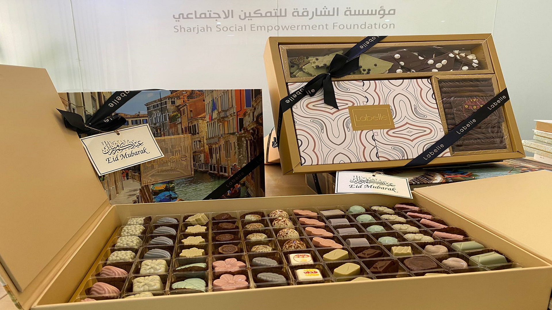 صورة بعنوان: "الشارقة للتمكين الاجتماعي" توزع حلويات العيد على أسر الأيتام 