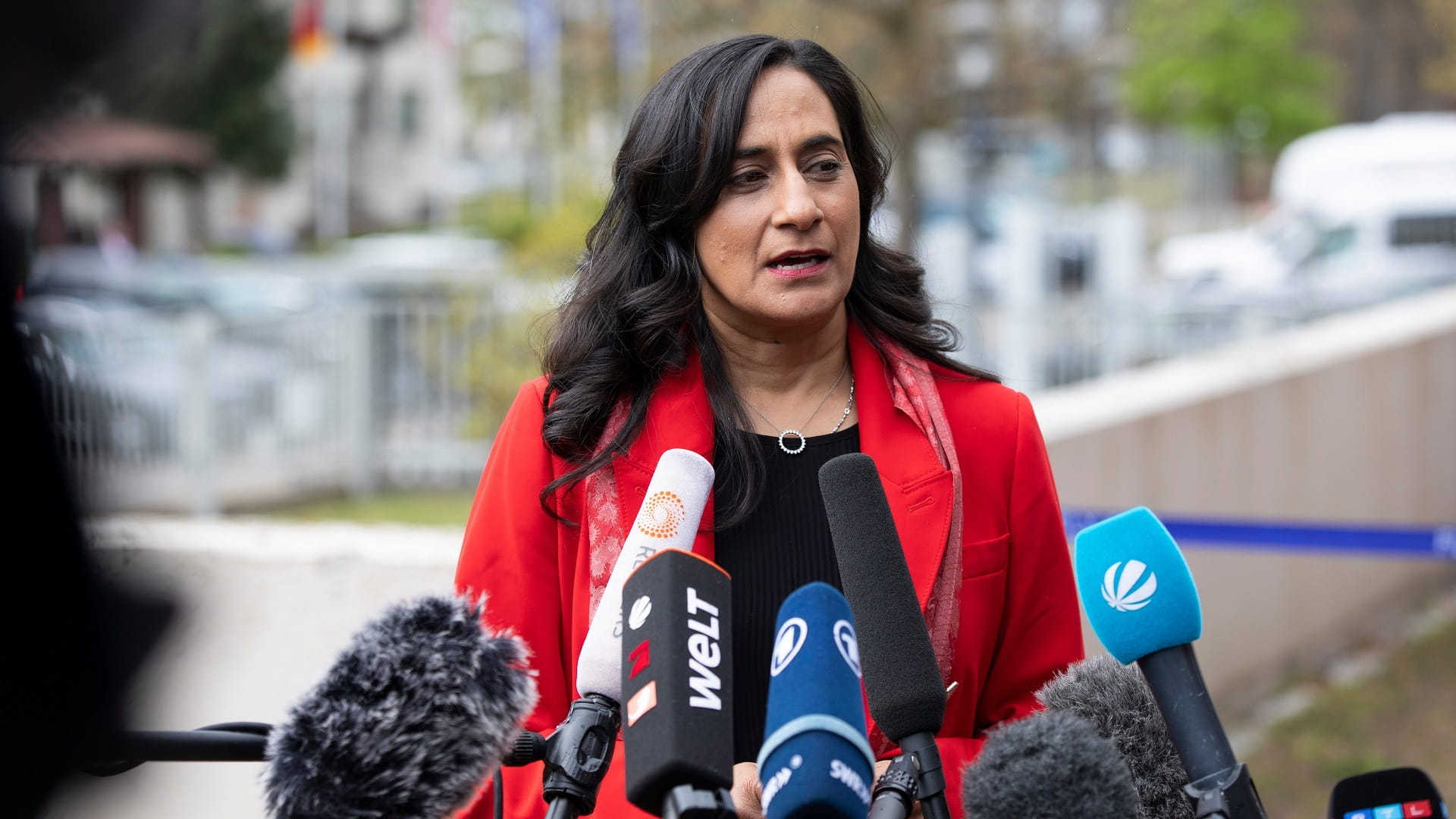 Image for the title: Canada training Ukrainian troops on howitzer artillery 