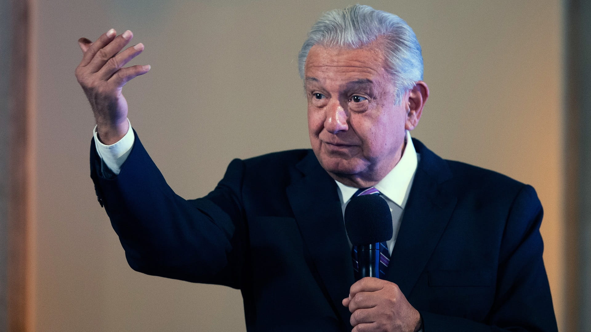 Image for the title: Mexican president pushes electoral reforms 