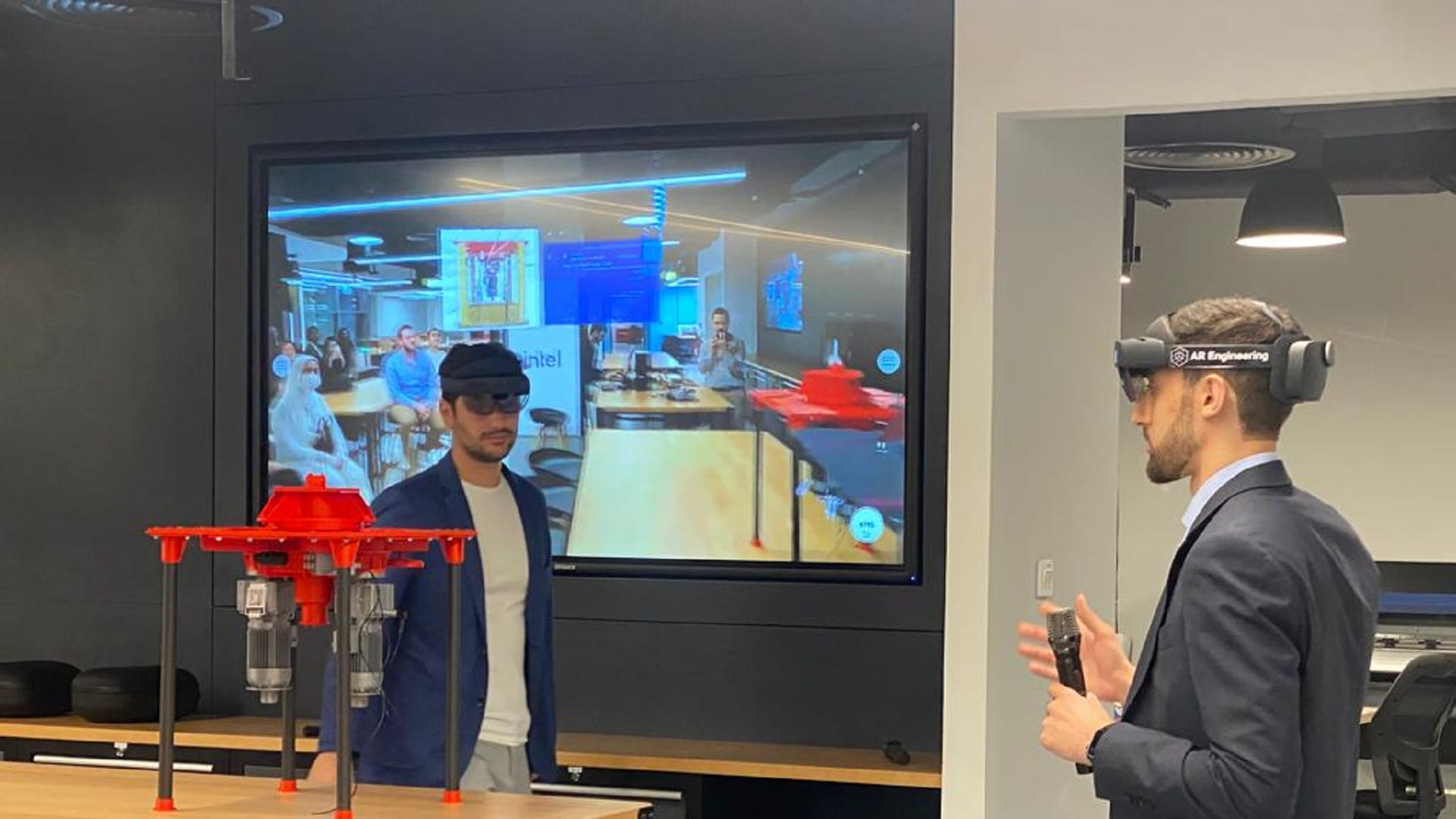 صورة بعنوان: الكشف عن مجسمات هندسية ورادارات طائرات تصنع بمجمع الشارقة للبحوث 