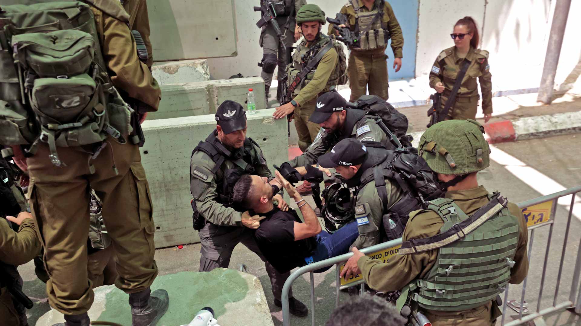 صورة بعنوان: 42 جريحاً فلسطيناً في صدامات جديدة بحرم المسجد الأقصى 