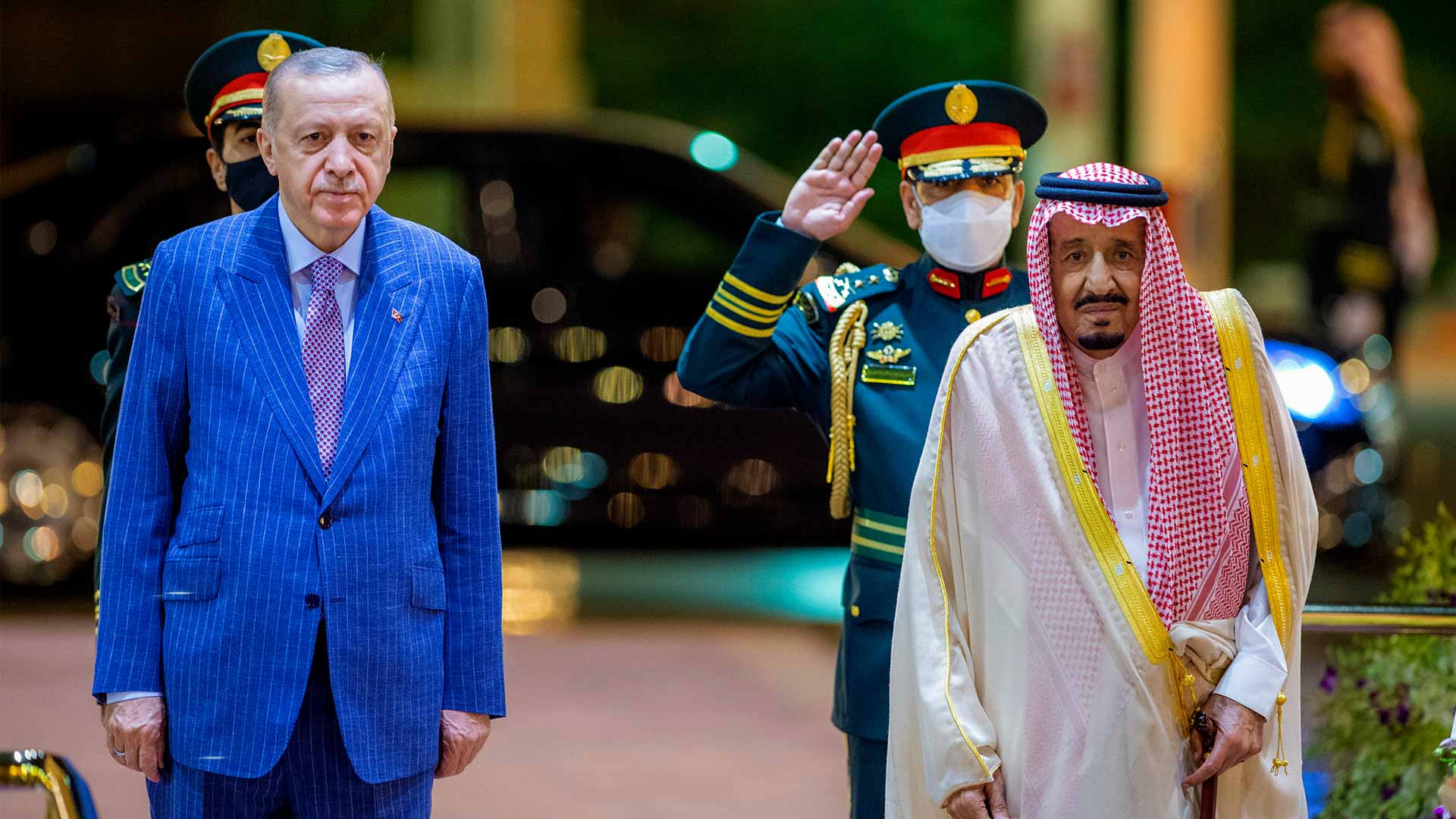 صورة بعنوان: خادم الحرمين الشريفين يستقبل رئيس جمهورية تركيا في قصر السلام بجدة 