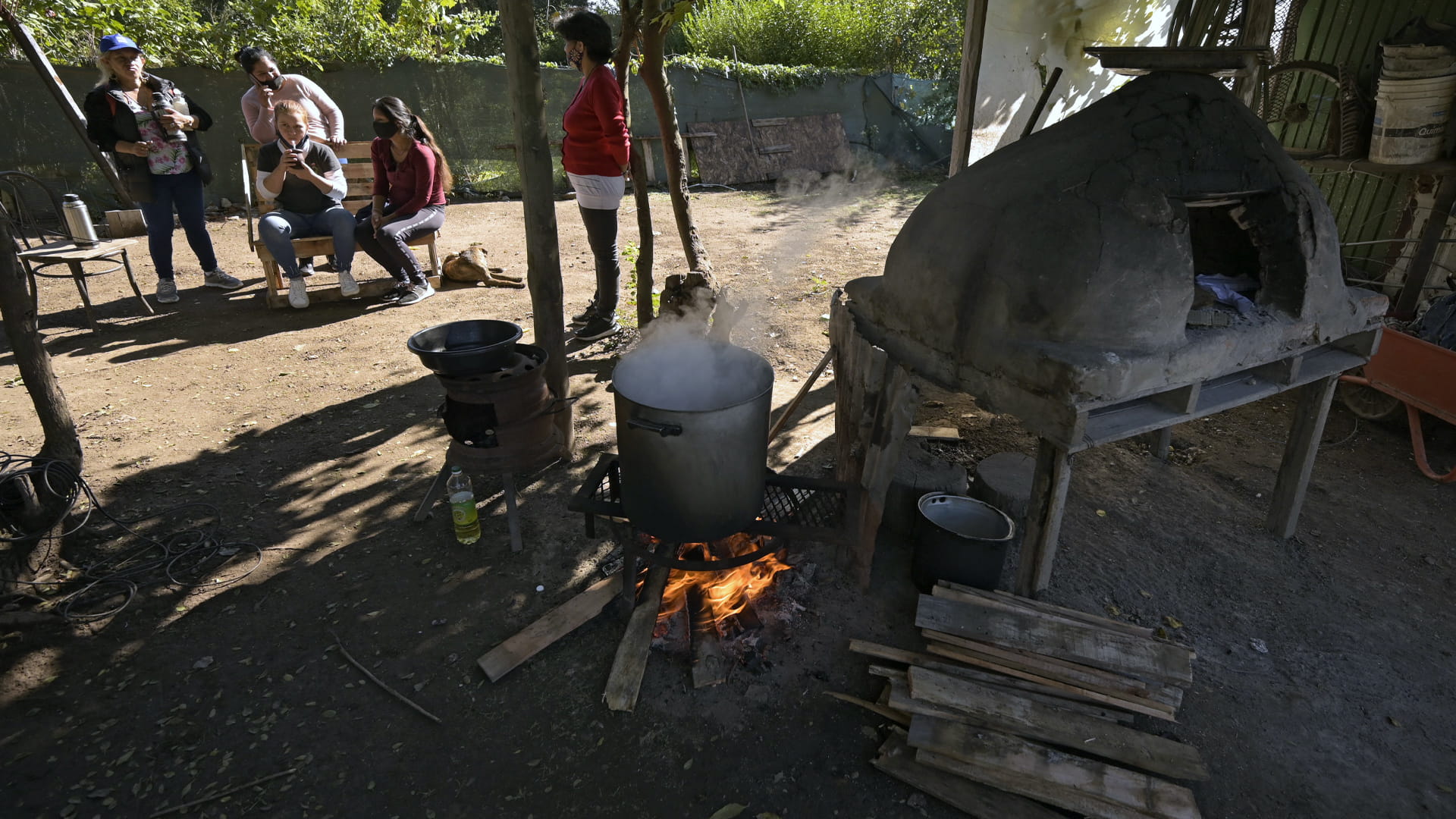 صورة بعنوان: ملايين الأرجنتينيين يعتمدون على المساعدات مع ارتفاع التضخم 