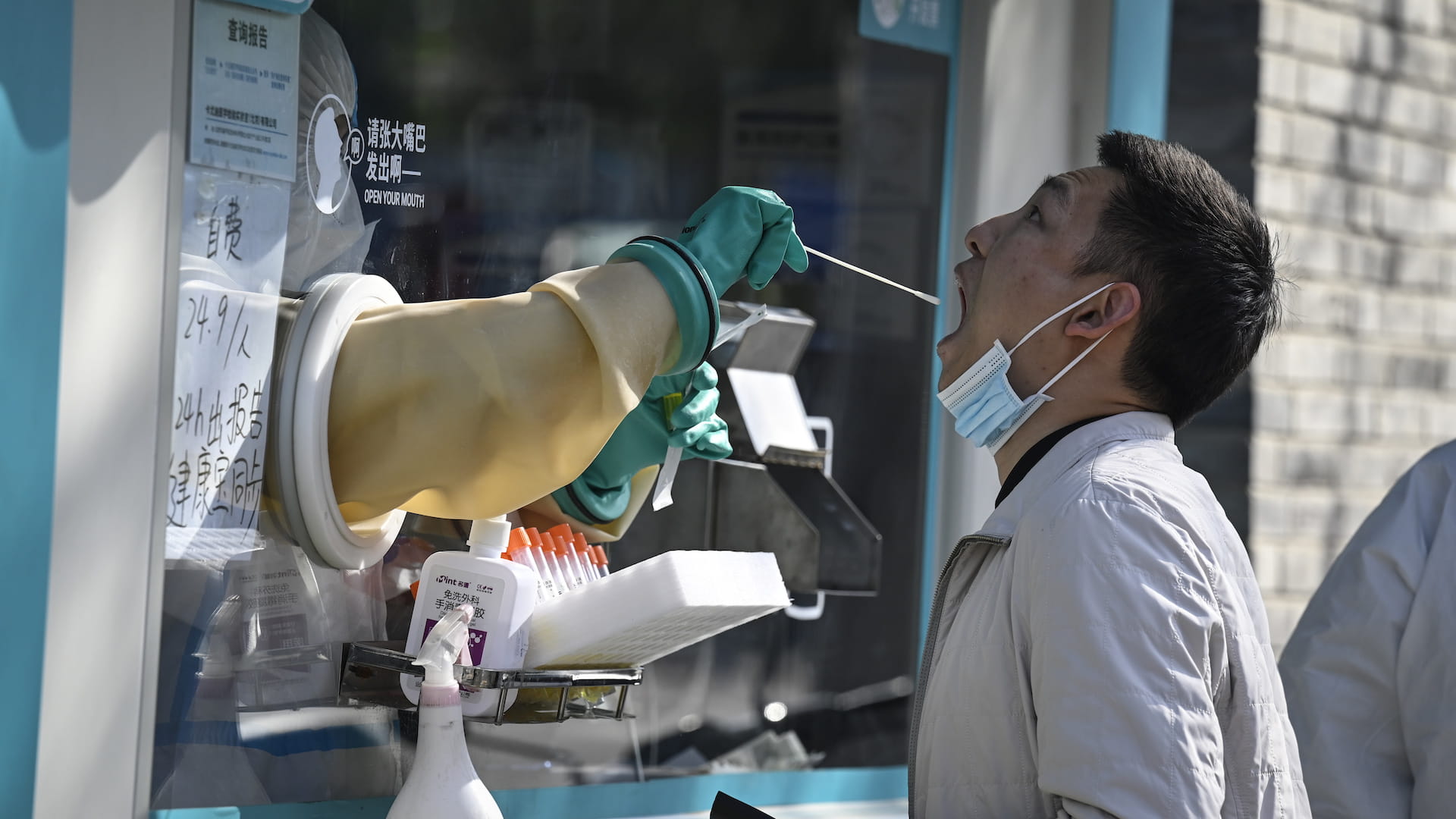 صورة بعنوان: تراجع إصابات كورونا بشنغهاي وبكين تفرض إجراءات مكافحة للمرض 