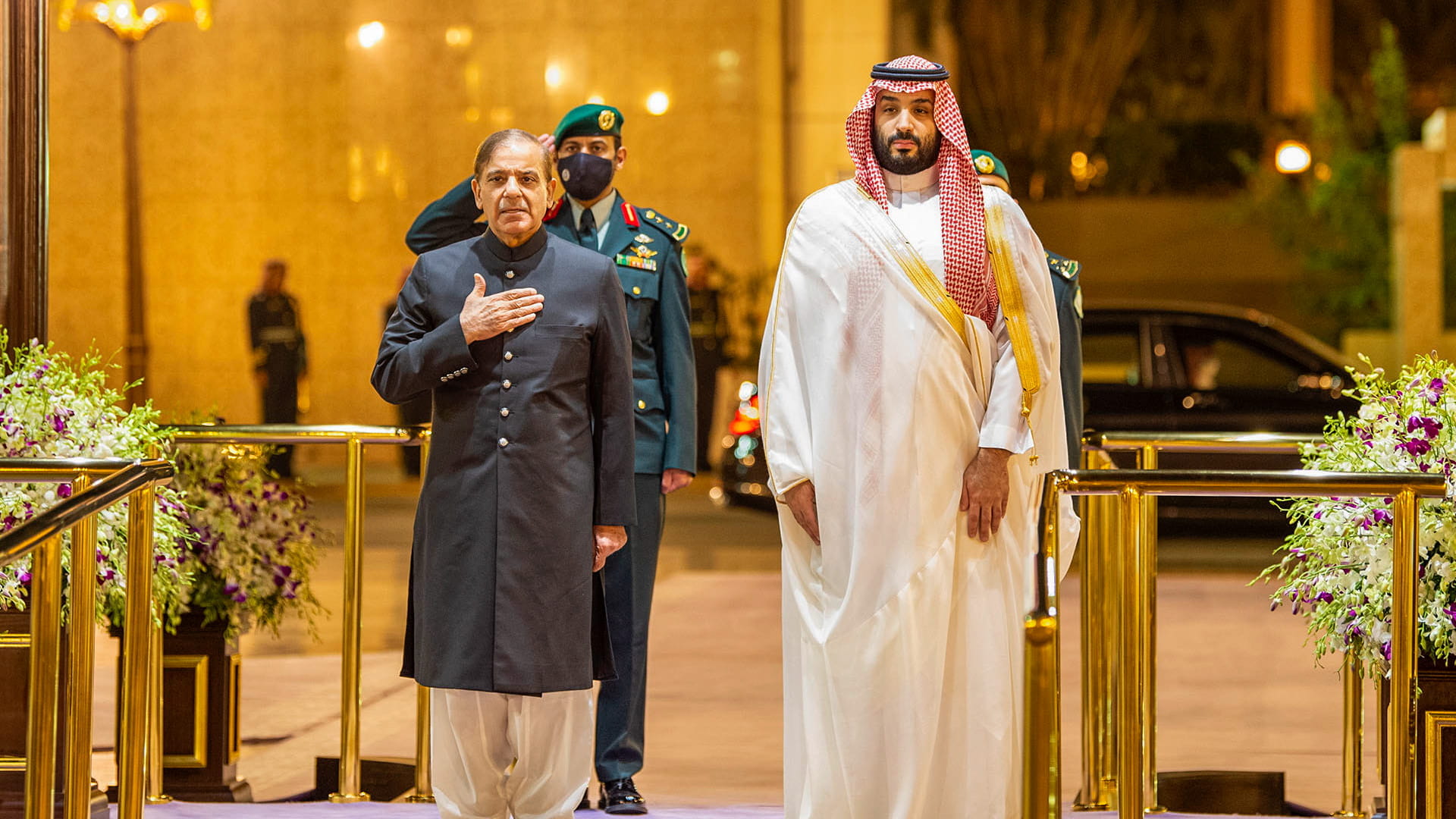 Image for the title: Saudi Crown Prince, Pakistani PM discuss bilateral cooperation 